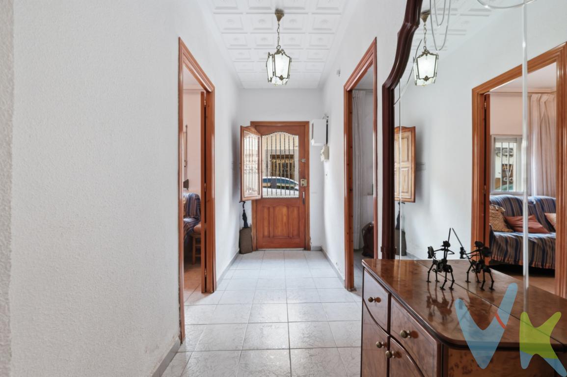 VIVIENDA EN PLANTA BAJA CON 3 DORMITORIOS Y GRAN PATIO INTERIORUbicada en Barrio del Cristo, rodeada de todos los servicios necesarios, supermercados, parada de bus, instituto Beatriu Civera, comercios ed barrio, etc. VALENCASA presenta esta vivienda situada íntegramente en planta baja, una propiedad que destaca especialmente por su amplio patio interior, sus tres dormitorios y una distribución cómoda para el día a día.La venta corresponde exclusivamente a la vivienda de planta baja. La vivienda situada en la planta superior no forma parte de la compraventa.La vivienda dispone de tres dormitorios, ofreciendo espacio suficiente para una familia o para destinar alguna de las habitaciones a despacho, zona de estudio o cuarto de invitados.El salón-comedor es amplio, con espacio para diferenciar cómodamente las zonas de estar y comedor. Desde esta estancia se accede directamente al patio, consiguiendo una conexión muy práctica entre el interior de la vivienda y su espacio exterior.Uno de los grandes atractivos de la propiedad es, sin duda, su gran patio interior privado, de generosas dimensiones. Un espacio con muchas posibilidades para crear una zona de descanso, comedor exterior, área de juegos o simplemente disfrutar de un desahogo exterior dentro de la propia vivienda. Actualmente cuenta también con zona de lavado.La cocina es independiente y dispone de ventana al patio, encimera de granito, zona de cocción y mobiliario de almacenaje.Completa la distribución un baño completo con ducha y ventana, favoreciendo la iluminación y ventilación natural.Por su estado actual, la vivienda ofrece además posibilidades de actualización y personalización, permitiendo adaptar acabados y espacios al gusto de sus nuevos propietarios.Una propiedad especialmente interesante para quienes buscan la comodidad de una vivienda en planta baja, con 3 dormitorios y un gran patio privado como protagonista. Características principales:3 dormitorios planta bajaamplio salón-comedor cocina independiente 1 baño completo con ducha gran patio interior privado zona de lavadovivienda con posibilidades de actualización/reforma a gusto.  CONDICIONES ECONÓMICAS Y LEGALESPVP: 150.000 Gastos e impuestos no incluidos en el precio. La compra conlleva impuestos y gastos de formalización para el comprador.En las segundas o ulteriores transmisiones, el Impuesto de Transmisiones Patrimoniales (ITP) se liquidará conforme a la normativa vigente de la Comunitat Valenciana. Con carácter general, el tipo aplicable es del 10%, sin perjuicio de la aplicación de tipos reducidos del 8%, 6%, 4% ó 3% cuando concurran los requisitos legalmente establecidos para ello.La compraventa se realizará con gastos según ley, por lo que los gastos de notaría y registro de la propiedad serán asumidos conforme a lo dispuesto en la normativa aplicable. A título orientativo, dichos gastos, según aranceles oficiales, pueden situarse aproximadamente entre 400  y 800 , dependiendo del precio final y de las circunstancias de la operación.Honorarios de intermediación inmobiliaria no incluidos en el precio: 4 % más IVA sobre el precio final de venta.Se informa al consumidor que la agencia actúa como intermediaria inmobiliaria en la operación, estando cualquier eventual compraventa y sus condiciones sujeta a la aceptación expresa del propietario o vendedor y a la posterior formalización del correspondiente contrato de arras.El consumidor tiene, conforme a la normativa vigente, a su disposición información y documentación adicional relativa al inmueble, pudiendo consultarla en la agencia inmobiliaria.La información contenida en este anuncio tiene carácter meramente informativo y no contractual, pudiendo estar sujeta a errores u omisiones involuntarias.