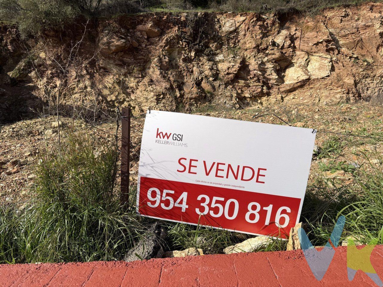 (PRECIO DE VENTA 63.000 € + GASTOS). Se ofrece magnífico terreno urbano de 653 metros cuadrados situado en el encantador municipio de Benaoján, en plena Serranía de Ronda. Una oportunidad ideal para construir la vivienda de tus sueños en un entorno natural privilegiado, con todos los servicios y excelentes conexiones. 🏞 Ubicación y entorno. Benaoján se encuentra a tan solo 15 minutos de Ronda y a aproximadamente 1 hora y 30 minutos de Málaga capital y la Costa del Sol. El municipio está rodeado por el espectacular entorno del Parque Natural Sierra de Grazalema, declarado Reserva de la Biosfera, ofreciendo paisajes únicos, aire puro y una calidad de vida inmejorable. A pocos minutos se encuentra la emblemática Cueva del Gato, uno de los principales atractivos naturales de la zona, ideal para senderismo, baños en aguas cristalinas y actividades al aire libre. 🚆 Conectividad y servicios. El municipio cuenta con estación de tren con conexión directa a Ronda y Algeciras, además de acceso por carretera en buen estado. Dispone de supermercados, restaurantes, centro de salud, colegio y todos los servicios básicos para el día a día. 🏗 Características del terreno.  • Superficie: 653 m².  • Clasificación: Urbano.  • Ideal para vivienda unifamiliar.  • Entorno tranquilo y natural.  • Buena orientación y fácil acceso. Perfecto tanto para residencia habitual como para segunda vivienda o inversión en una zona con creciente atractivo turístico rural. Si buscas tranquilidad, naturaleza y buena conexión, esta parcela en Benaoján es una excelente oportunidad.