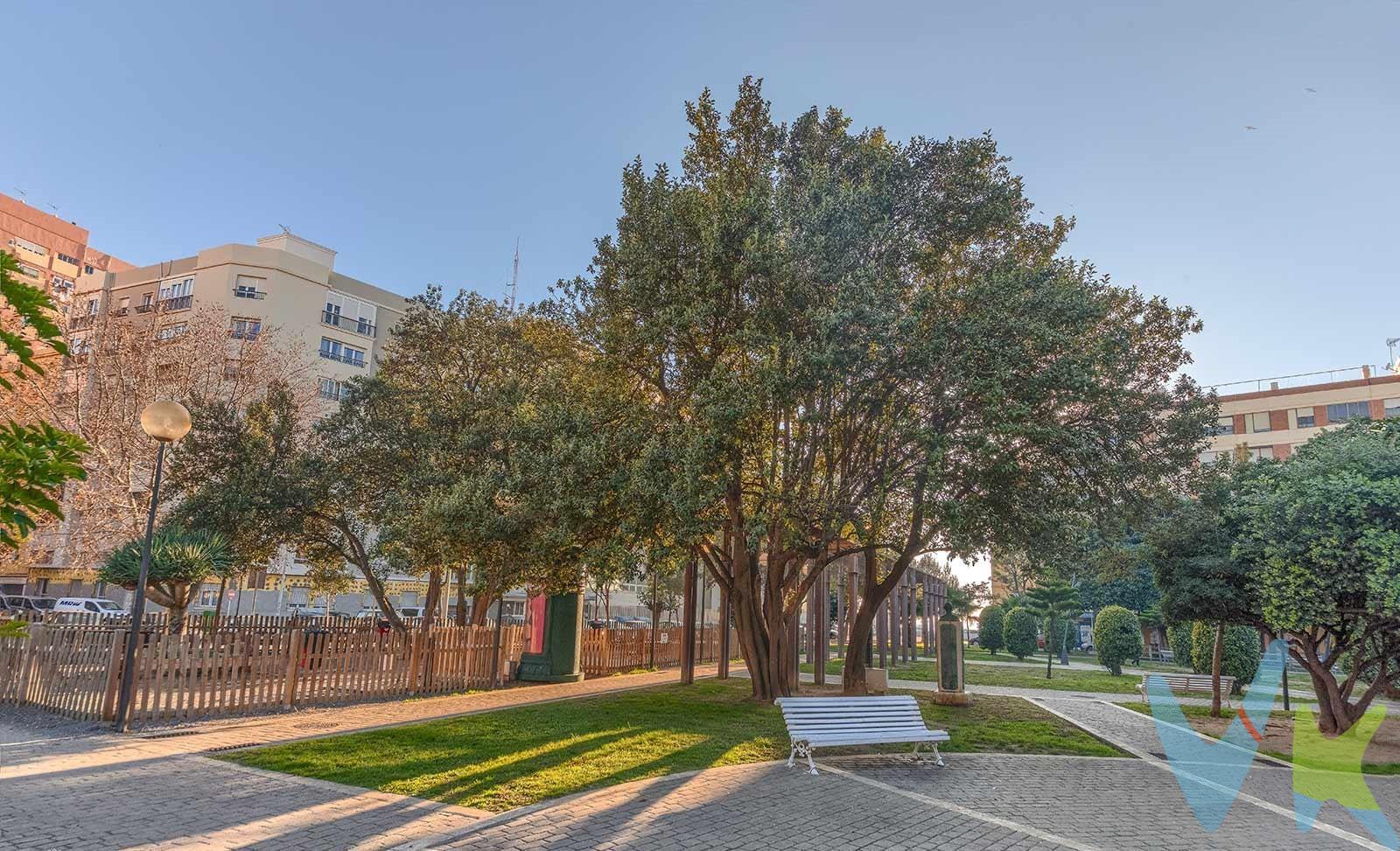 ¡Oportunidad única! 🏡 Este amplio piso de 102.66 m² está ubicado en la codiciada zona de San Felipe, Cádiz, a tan solo 50 metros del mar 🌊. La propiedad se encuentra para reformar y ofrece un gran potencial para convertirse en el hogar ideal o una inversión prometedora . Con orientación este-oeste ☀️🌙, cuenta con dos cómodas habitaciones dobles y  dos  habitaciónes sencillas que brindan amplitud y luz natural al espacio ✨.  Recibidor , Amplio salon-comedor  con gran ventanal ,cocina con despensa y sala de estar (originalmente cuarto de servicio) y lavadero .El baño es funcional pero necesita actualización , además no hay aseos adicionales, pero con la posisbilidad de hacer uno. La distribución destaca por su eficiencia: todo exterior lo que garantiza ventilación cruzada 🍃y amplitud . Situado cerca de zona de  colegios 🎓 de la Avenida Avenida principal y de la Plaza Asdrubal 📍en esta demanda área residencial donde cada rincón tiene algo especial por ofrecer ✨ . No pierda esta buena  oportunidad de adquirir esta excelente vivienda y hacer de ella su hogar . Gastos , impuestos y honorarios Agencia , no incluidos en el precio. Periodo de validez de la publicación 31/12/2026