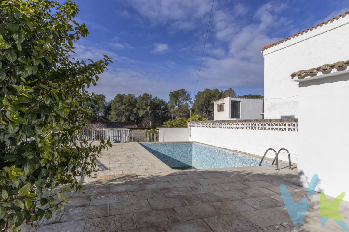 Descubre tu futuro hogar en Bétera: una joya que mezcla confort y eleganciaPresentamos esta espectacular casa en venta, situada en la apacible y cada vez más codiciada localidad de Bétera en la urbanización partida del Brucar. Con un diseño arquitectónico moderno y una ubicación envidiable, esta propiedad es ideal para aquellos que buscan establecer su residencia en un entorno tranquilo sin alejarse demasiado de las comodidades urbanas.Al cruzar el umbral de esta residencia, te recibirán amplios espacios que suman un total de 103 metros construidos, de los cuales 88 metros son útiles para satisfacer todas tus necesidades. Esta casa, edificada en el año 2006, presume de un estado impecable, lo que te permitirá disfrutar de todas sus prestaciones sin preocuparte por renovaciones inmediatas.La distribución interior ha sido cuidadosamente planeada. Cuenta con 3 habitaciones que ofrecen un sinfín de posibilidades para toda la familia, un amplio salón comedor con chimenea, y un baño completa para dar servicio a la casa. Cocina independiente para actualizar, pero con un sin fin de posibilidades,Completando las características que hacen de esta casa un verdadero hogar, encontrarás dos prácticos trasteros. Este espacio se convierte en la solución perfecta para mantener el orden y disponer de un área donde almacenar aquellos objetos que no necesitas en el día a día.El exterior no se queda atrás en comodidades y atractivos. Un punto destacado es la piscina, un oasis privado donde podrás disfrutar de refrescantes chapuzones en verano o momentos de relajación bajo el sol. Ideal para reuniones familiares o con amigos, creando recuerdos inolvidables en un entorno cuidado al detalle. Además esta vivienda tiene un plus ya que entrando en la zona de recreo encontraras una casa de madera, con un gran potencial. Esta casa de madera completamente equipada con un gran porche, entrarás el  comedor- salón equipado  con aire acondicionado,  cuarto de baño,  2 habitaciones dobles y  cocina con salida a la parcela donde encontraras una zona de descanso con unas coquetas hamacas y una piscina toy. Dos espacios en la misma parcela totalmente diferentes, todo un lujo si quieres recibir a invitados y que disfruten durante periodos estivales, o incluso si eres una familia con hijos que puedan tener su espacio totalmente privado y seguro, ya que no salen de la parcela.Bétera es una localidad que no deja de crecer en popularidad, gracias a su excelente conexión con las principales ciudades cercanas y a su completa oferta de servicios, que incluye centros educativos, supermercados, y opciones de ocio. Esta casa no solo representa una oportunidad de tener un hogar excelente, sino también una inversión en calidad de vida.Pensada para quienes valoran la combinación entre confort y funcionalidad, esta vivienda destaca como opción inmejorable para establecer tu próximo hogar. Cada rincón de esta propiedad ha sido diseñado para proporcionarte la máxima comodidad, adoptando un estilo de vida moderno.Si estás en busca de un entorno sereno, sin renunciar a las ventajas urbanas, te animamos a venir a visitarla. Descubre de primera mano todos los detalles y posibilidades que esta casa en Bétera tiene para ofrecerte. No pierdas la oportunidad de conocer personalmente lo que podría ser tu futuro hogar. ¡Contáctanos para programar una visita y enamórate de una residencia que supera expectativas!El precio no incluye lo siguiente: Honorarios de la agencia inmobiliaria, impuestos (IVA, ITP) y otros gastos de la Compraventa (notaria, gestoría y registro).