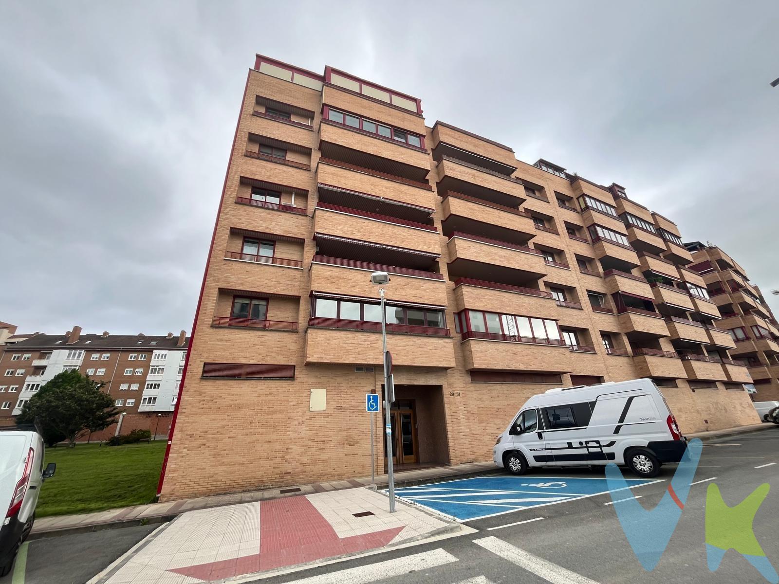 Se vende estupenda vivienda en una de las zonas más demandadas de Barañáin, junto al Lago, en un entorno residencial tranquilo pero con todos los servicios al alcance: centros educativos, supermercados, zonas verdes, transporte urbano y carril bici que conecta fácilmente con el centro de Pamplona. El piso, con casi 100 m² útiles, ofrece una distribución muy cómoda y luminosa gracias a su doble orientación Este-Oeste, que proporciona luz natural durante todo el día, a pesar de tratarse de una primera planta. Consta de tres dormitorios dobles, todos ellos equipados con armarios empotrados, ideales para aprovechar al máximo el espacio de almacenaje. Dos baños completos, uno de ellos en suite dentro del dormitorio principal. Gran salón comedor, espacioso y acogedor, con salida a una terraza cerrada de 13 m², perfecta como zona de relax o de juegos, también cómo despacho ya que está aislado y con radiador en el mismo. Cocina amplia, totalmente funcional, con acceso a un balcón cerrado muy práctico como zona de lavandería o despensa. Plaza de garaje incluida en el mismo edificio, con acceso directo desde el ascensor. Una vivienda lista para entrar a vivir, en una ubicación excelente que combina tranquilidad, zonas verdes y todas las comodidades urbanas. Ideal para familias o quienes buscan espacio y calidad de vida sin renunciar a la cercanía de Pamplona. (Las superficies expresadas en esta página tienen carácter descriptivo y son aproximadas. Datos meramente informativos, sin valor contractual. El PVP indicado no incluye impuestos, gastos de transmisión). 