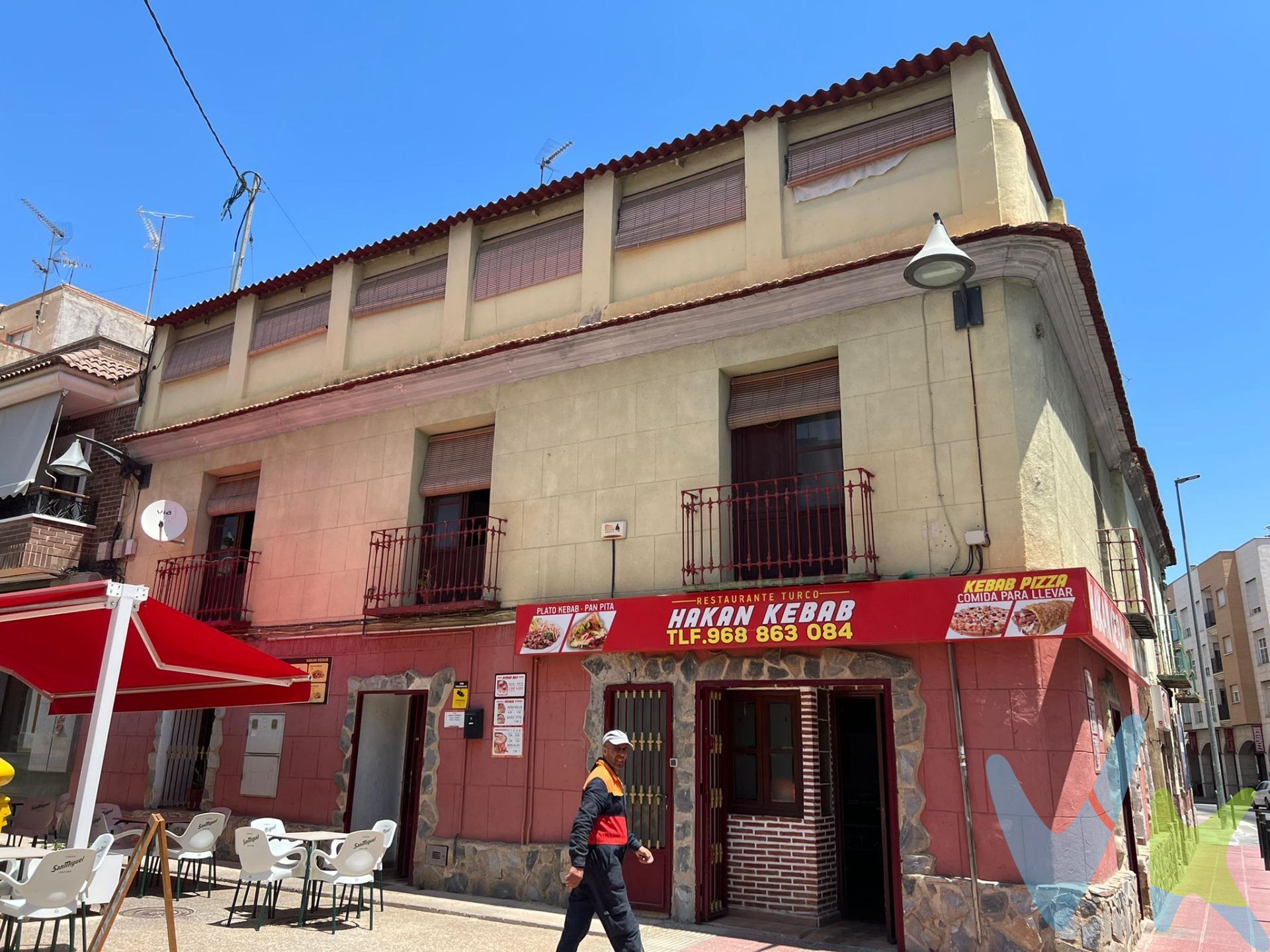 Crea el hogar que siempre has soñado.. ¡Bienvenidos a la oportunidad de inversión de tu vida en la hermosa Plaza de la Iglesia de Santomera! Con su encanto histórico y su inigualable ubicación. Con vistas a la plaza y en la intersección de dos calles principales, esta joya arquitectónica está lista para ser transformada en un lucrativo proyecto de inversión.  Los planos adjuntos te ofrecen una visión clara de las infinitas posibilidades de diseño y distribución. Podrás crear pisos modernos y confortables que atraerán a inquilinos deseosos de vivir en el corazón de Santomera. ¡Imagina los beneficios de tener una propiedad que genera ingresos mientras te brinda la posibilidad de añadir valor y aumentar tus beneficios! . No dejes pasar esta oportunidad única de inversión en Santomera. Nuestro equipo de expertos está listo para ayudarte en cada paso del camino, desde la adquisición hasta la reforma y el alquiler de las propiedad. Convierte tus sueños en realidad y obtén beneficios sólidos con este edificio lleno de potencial. ¡No esperes más! Contacta con nosotros hoy mismo para obtener más información y comenzar tu camino hacia el éxito en el sector inmobiliario. ¡El futuro te espera en la Plaza de la Iglesia de Santomera!. Cuando te pongas en contacto con nosotros te informaremos de los gastos que no están incluidos en el precio, gastos de compraventa y te ayudaremos para que tu proceso de compra con nosotros se convierta en un. Calma: Estado ideal de tranquilidad que tendrás al comprar tu casa con nosotros. *Por último, te vamos a contar una cosa: Los propietarios han confiado en nosotros y nos han contratado en exclusiva para que les ayudemos a vender uno de sus bienes más preciados. Esto para ti, como comprador, será una garantía ya que tendrás acceso a un servicio de calidad, un trato fácil, sencillo y sin interferencias de terceros. Por eso, te vamos a pedir un favor, habla con nosotros, no los molestes, te vamos a ayudar en caso de interés en todo el proceso y te vamos a facilitar toda la documentación e información que precises. Como ya te habíamos dicho, ¡Un servicio de calidad!.