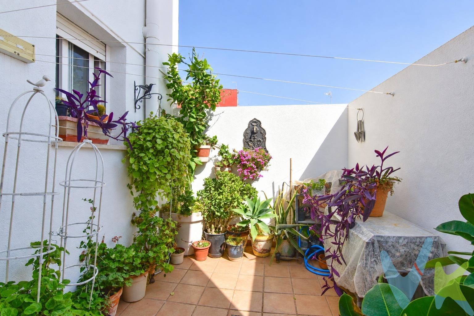 ¡VIVIENDA VPO!. Te presentamos esta estupenda vivienda situada en una zona céntrica y muy bien comunicada de Paiporta, rodeada de todo tipo de servicios y a pocos minutos de la parada de metro. La vivienda cuenta con una distribución cómoda y funcional, con tres habitaciones y dos baños, ideal tanto para familias como para quienes buscan amplitud y comodidad. Dispone de una cocina independiente con galería, además de dos terrazas que aportan un espacio extra perfecto para disfrutar del exterior. La propiedad se completa con plaza de garaje y trastero, ofreciendo ese plus de comodidad y almacenamiento tan valorado. Su ubicación es uno de sus grandes atractivos: en pleno Paiporta, con comercios, supermercados, colegios, transporte público y todos los servicios necesarios para el día a día al alcance de la mano. Una vivienda completa, bien ubicada y con todo lo necesario para convertirse en tu próximo hogar. ¡Ven a visitarla y descubre todo lo que puede ofrecerte!. Nota: Agencia Registrada con el Nº 1395 en el Registro Obligatorio de Agentes Inmobiliarios de la Comunitat Valenciana, consultable en la web de la Generalitat Valenciana. La oferta está sujeta a cambios de precio o retirada del mercado sin previo aviso. La información contenida en el presente anuncio se facilita a título meramente informativo y no contractual, los datos, descripciones, superficies, imágenes y cualquier otro contenido del mismo pueden estar sujetos a errores u omisiones al ser facilitados por terceros. El precio de venta publicado no incluye los honorarios de intermediación inmobiliaria, ni los impuestos legalmente aplicables (IVA o ITP), ni los gastos derivados de la compraventa, tales como notaría, registro y gestoría, ni aquellos derivados de la financiación, en caso de existir. Por mandato expreso del propietario, este inmueble se comercializa en régimen de exclusiva, garantizando al interesado un acceso completo a la información y una gestión profesional, transparente y sin interferencias de terceros. Se ruega no molestar al propietario, a los ocupantes del inmueble ni a los vecinos. Agentes inmobiliarios con cliente interesado pueden contactar con la agencia para colaborar. Nuestro departamento financiero puede conseguir tu financiación. ¡Consúltanos!