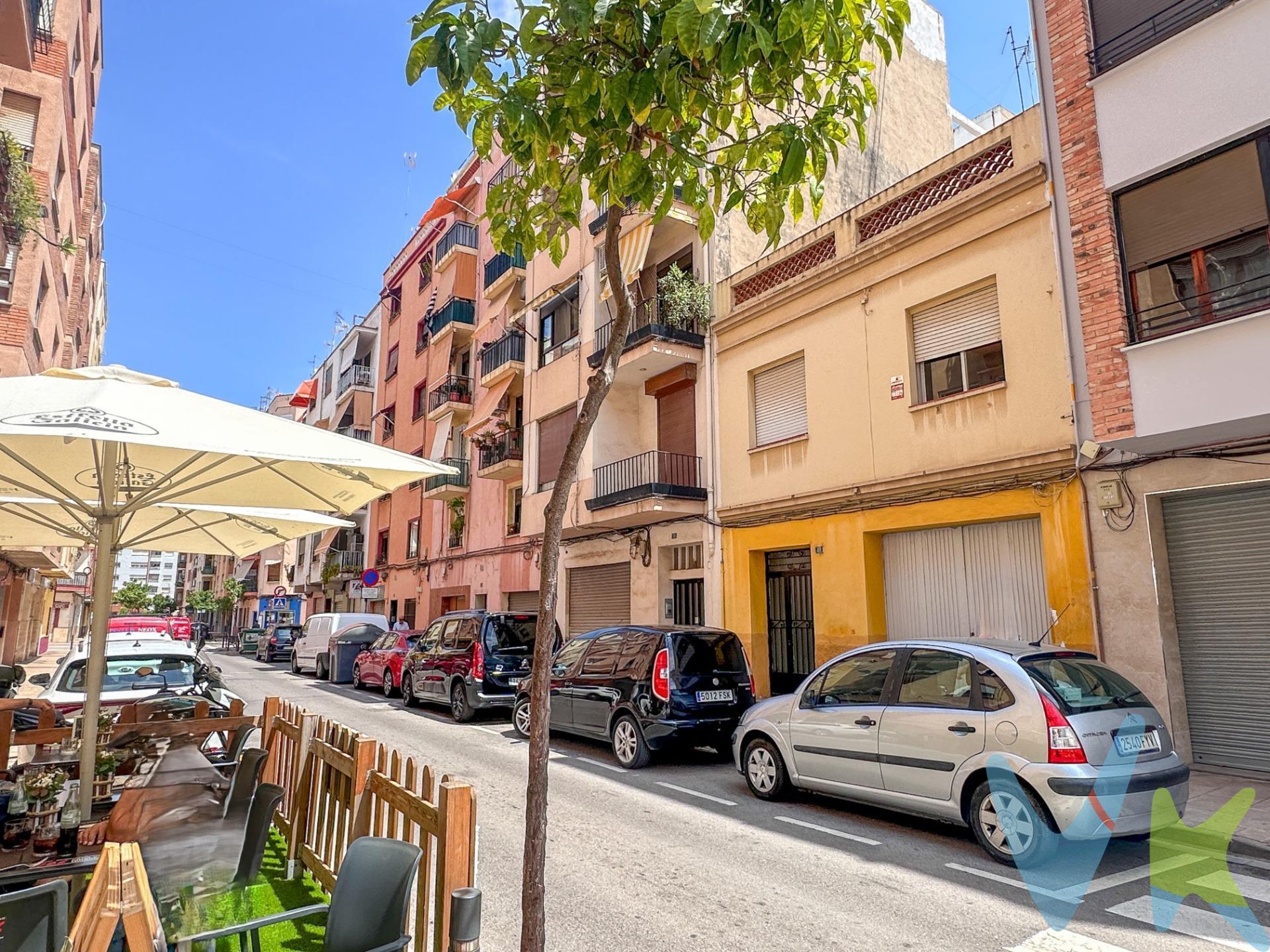 Presentamos una excepcional casa situada en la calle Alcalde Tárrega, que se distribuye en planta baja y dos alturas, ofreciendo un total de 112 metros por planta. La vivienda cuenta con entradas independientes: una para vehículos (anteriormente tenía Vado) y otra principal que da acceso a un hall iluminado por claraboyas estratégicamente ubicadas y un aseo. En la primera planta destacan el amplio comedor de aproximadamente 17 m², la sala de estar superior a los 14 m², así como una cocina generosa; además dispone de tres habitaciones —dos dobles y una simple— acompañadas por un baño completo y aseo adicional. Esta área está adornada con terrazas bien orientadas que aportan luz natural al hogar. Finalmente, el nivel superior alberga otras dos amplias habitaciones junto con sus propias terrazas versátiles para adaptarse según las necesidades del propietario. Vive cómodamente cerca del centro y disfruta de todos los servicios esenciales cercanos tales como supermercados, restaurantes,farmacias y plazas públicas donde poder relajarte. ¡No pierdas esta oportunidad única si tu idea es vivir en una casa!. !Ven a visitarme!. Este inmueble es en exclusiva, con lo que le facilitamos cualquier información sobre la vivienda. Por este motivo, solicitamos no molesten al propietario o a los vecinos. . En todos los casos los precios expuestos son más impuestos y gastos derivados de la transmisión del inmueble.