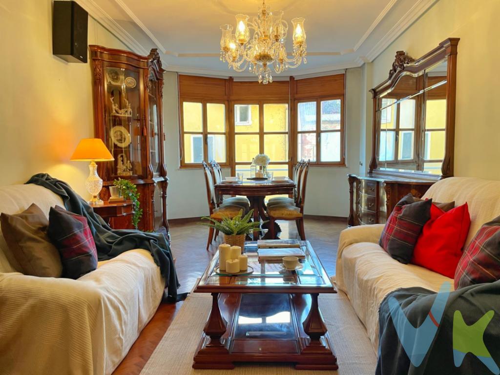 En una de las zonas más agradables de Pola de Laviana se encuentra este piso que reúne amplitud, funcionalidad y una ubicación que facilita el día a día. Un hogar pensado para vivir con comodidad, con todos los servicios a un paso.

La vivienda cuenta con 87,50 m² útiles, muy bien distribuidos, y dispone de tres habitaciones, un baño completo y un aseo, una combinación perfecta tanto para familias como para quienes necesitan espacio adicional para trabajar desde casa o recibir visitas.

Las estancias son luminosas y acogedoras, con una distribución práctica que aprovecha cada metro. Es un piso cómodo, fácil de mantener y con el tamaño justo para crear un hogar sin renunciar al espacio.

Su ubicación es uno de sus grandes atractivos: comercios, colegios, centro de salud, transporte público y zonas verdes a escasos minutos. Vivir aquí significa tener todo a mano, en un entorno tranquilo y bien comunicado, con la calidad de vida que caracteriza a Pola de Laviana.

Ideal como vivienda habitual o como inversión, por su demanda y su excelente localización.

Si buscas un piso amplio, bien situado y listo para empezar una nueva etapa, esta es una muy buena oportunidad.

Contacta con nosotros para más información o para concertar una visita.
Tu próximo hogar en Pola de Laviana te está esperando.

En el precio no están incluidos los gastos de notaría, registro e itp