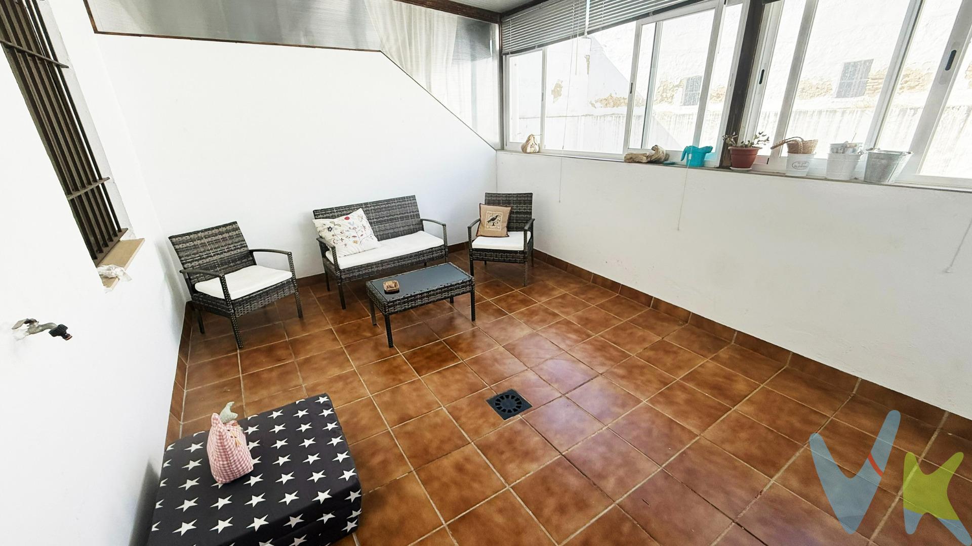 Te presentamos este acogedor piso en la zona de Reyes Católicos. ✨ Descubre esta vivienda donde todo está listo para disfrutar de tu hogar con estas características. ✔ Superficie útil de 74,69 m². ✔ Dos habitaciones: una doble y una simple con armarios empotrados. ✔ Ventanas Climalit, que garantizan aislamiento. ✔ Baño completo con placa de ducha. ✔ Cocina independiente totalmente equipada, con acceso a un pequeño patio de 4,6 m². ✔ Salón con aire acondicionado y con salida a una terraza acristalada de 16 m². El piso se sitúa en una entreplanta, en un edificio con Ascensor y con acceso adaptado a minusválidos. Además dispone de una azotea comunitaria para tender la ropa. Situado en una zona tranquila y bien comunicada a 10 minutos a pie del centro🚶🏻, cerca del tranvía, colegios y zonas verdes. Perfecto para quienes buscan comodidad sin renunciar a la conexión con la ciudad. 🏬 Un piso cuidado, cómodo y listo para disfrutar desde el primer día. Además el piso se quedaría totalmente amueblado. ¡Ven a conocerlo y siente que puede ser tu próximo hogar!. Informamos a nuestros clientes de que los gastos de Notaría, Gestoría, Impuestos y los honorarios de la agencia no están incluidos en el precio. A su vez, disponemos del Documento Informativo Abreviado de la propiedad (Según Decreto 218/2005, del 11 de Octubre) y de Seguro de Caución, para la protección del dinero entregado como señal para la Reserva de una vivienda.