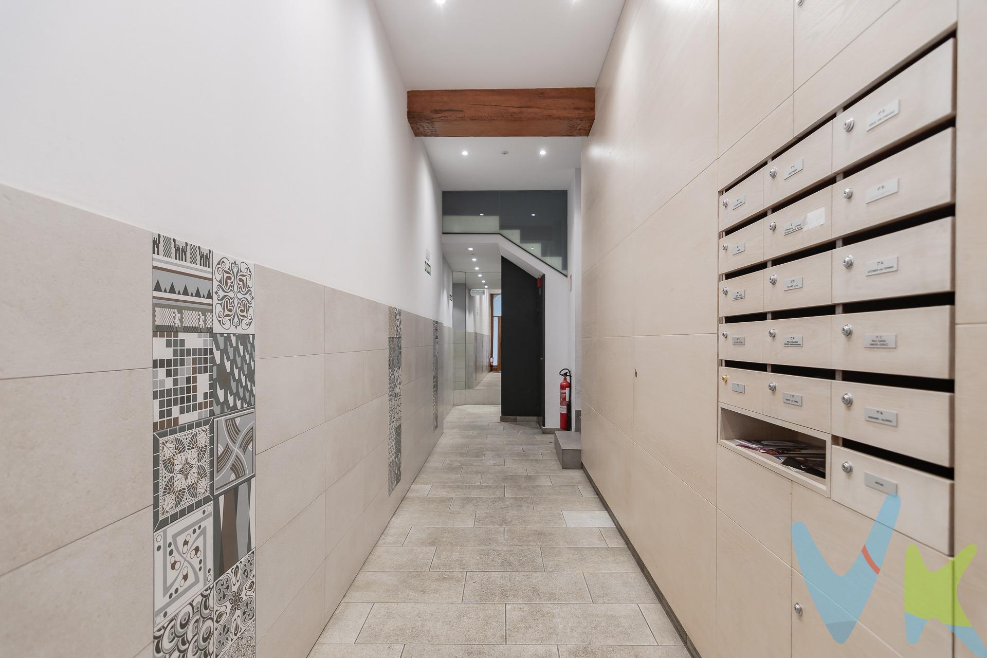 Vive en pleno centro de Pamplona sin renunciar a la comodidad. Este atractivo piso reúne todo lo que marca la diferencia en una de las zonas más demandadas de la ciudad, como son la ubicación, luz, espacios exteriores, ascensor y plaza de garaje. La vivienda destaca por su luminosidad y su distribución equilibrada. El salón, amplio y acogedor, cuenta con salida directa a un balcón que aporta luz natural y un agradable espacio exterior, ideal para disfrutar del entorno urbano. El comedor independiente completa una zona de día cómoda y versátil. La zona de descanso ofrece estancias tranquilas y bien proporcionadas, pensadas para el confort. Como valor añadido, la vivienda dispone de un patio interior de uso privativo, un espacio extra con múltiples posibilidades. La cocina es independiente y funcional, y el baño completa el conjunto con un planteamiento práctico. El edificio cuenta con ascensor y la vivienda incluye plaza de garaje, un auténtico privilegio en el centro de Pamplona que aporta comodidad y calidad de vida. Una oportunidad única tanto para vivir como para invertir. Pisos así, con esta combinación de características, no aparecen todos los días. GASTOS E IMPUESTOS NO INCLUIDOS