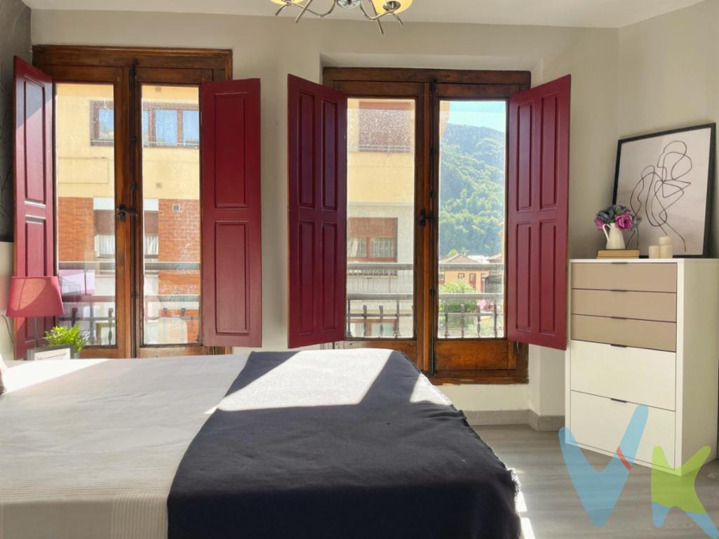 En pleno corazón de Pola de Laviana, en la emblemática calle Libertad, se encuentra esta propiedad diferente. Una casa que ofrece mucho más que una vivienda: ofrece posibilidades.

Porque no es habitual encontrar un inmueble con esta ubicación, con fachada a tres calles y con una distribución que permite adaptarse a proyectos muy distintos. Tanto si buscas una amplia vivienda familiar como si quieres combinar hogar y actividad profesional, aquí encontrarás una base excepcional para hacerlo realidad.

La planta baja estuvo destinada durante años a negocio. Hoy ese espacio puede reinventarse por completo. Un local comercial, un despacho profesional, un estudio, una zona de ocio, un apartamento independiente o una ampliación de la propia vivienda. Tú decides el uso; la propiedad pone las posibilidades.

Las plantas primera y segunda conforman la vivienda, con estancias amplias y luminosas que invitan a diseñar un hogar a medida. Es una casa con personalidad, de esas que permiten conservar su esencia y adaptarla al estilo de vida actual.

Su ubicación es, sin duda, uno de sus mayores atractivos. Vivir en la calle Libertad significa olvidarse del coche para el día a día. Comercios, supermercados, cafeterías, colegios, entidades bancarias, zonas de ocio y todos los servicios se encuentran a escasos minutos caminando.

Además, Pola de Laviana es una localidad que destaca por su calidad de vida. Rodeada de naturaleza y situada a las puertas del Parque Natural de Redes, permite disfrutar de la tranquilidad sin renunciar a unas excelentes comunicaciones con Oviedo, Gijón y el resto del centro de Asturias.

Hay propiedades que se compran por lo que son hoy. Y hay otras que enamoran por todo lo que pueden llegar a ser. Esta pertenece a ese segundo grupo.

Si buscas una casa con carácter, una ubicación privilegiada y la oportunidad de desarrollar un proyecto completamente a tu medida, estaremos encantados de enseñártela.

En Erssy Pozueco llevamos acompañando a nuestros clientes desde 1982. Además de ayudarte a encontrar la propiedad adecuada, ponemos a tu disposición nuestro servicio de asesoramiento financiero e hipotecario para que todo el proceso de compra sea cómodo, seguro y adaptado a tus necesidades.