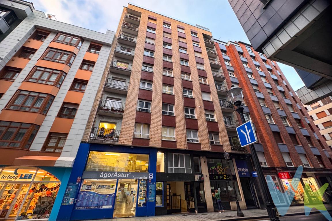 Vivir en el centro de Gijón es un privilegio, y esta vivienda en Marqués de Casa Valdés 83 lo tiene todo para disfrutarlo al máximo. Su ubicación es perfecta: en plena zona centro, con la playa de San Lorenzo a pocos metros, rodeada de vida, comercios, cafeterías y todos los servicios.La vivienda destaca por su altura y posibilidades, con un balcón exterior que invita a disfrutar del sol y del ambiente de la ciudad. Además cuenta con cuatro dormitorios (una característica muy demandada y poco frecuente en el mercado inmobiliario actual), una cocina independiente totalmente reformada, baños renovados con estilo actual y una despensa práctica que aporta funcionalidad al día a día.Cada rincón ha sido cuidado con mimo, combinando el encanto de una vivienda en una de las calles más emblemáticas de Gijón con el confort de unas zonas húmedas recién actualizadas.Si buscas un hogar céntrico, cómodo y con carácter, donde sentir la ciudad y el mar al mismo tiempo, esta es tu oportunidad.Se informa a los interesados que el precio de venta indicado no comprende los honorarios de la agencia inmobiliaria, el Impuesto de Transmisiones Patrimoniales (ITP) ni los gastos asociados a la compraventa (notaría, registro de la propiedad y otros).