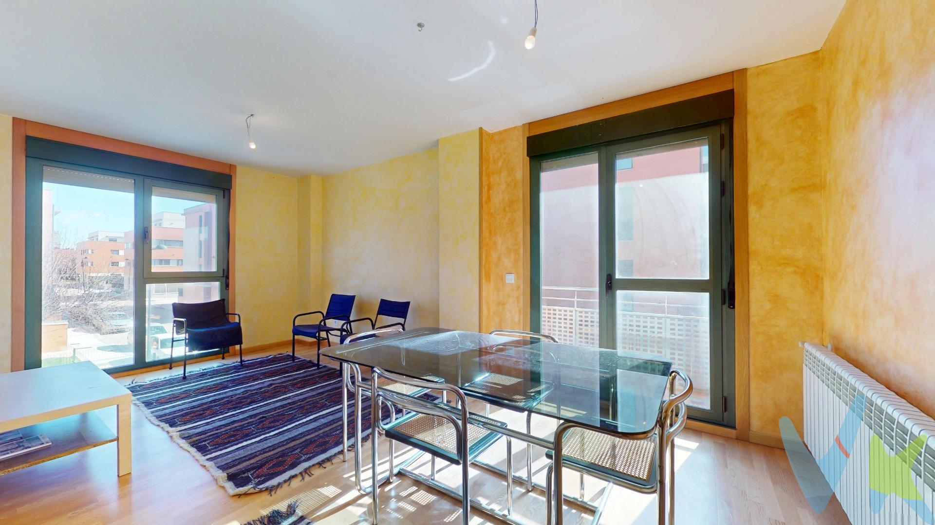 Vivienda luminosa con terraza, garaje y trastero en Arroyo de la Encomienda (Valladolid). Se ofrece atractivo piso situado en la calle Cárcaba, en Arroyo de la Encomienda, una zona residencial tranquila y muy demandada, ideal para quienes buscan calidad de vida a pocos minutos de Valladolid. La vivienda destaca por su excelente orientación Este-Oeste, que proporciona abundante luz natural durante todo el día. Sus amplios ventanales hasta el suelo potencian aún más la luminosidad, creando espacios cálidos y acogedores. Dispone de dos dormitorios bien distribuidos y dos baños completos. El dormitorio principal cuenta con baño en suite con ventana, un valor añadido que aporta ventilación natural y mayor confort. El salón, amplio y luminoso, tiene acceso directo a una agradable terraza, a la que también se puede acceder desde la segunda habitación, lo que aporta versatilidad y un espacio exterior ideal para disfrutar en cualquier momento del día. La cocina, de estilo moderno, ofrece un diseño funcional y actual, perfecta para el día a día. La vivienda se completa con plaza de garaje y trastero, aportando un extra de comodidad y espacio de almacenamiento. En conjunto, se trata de un piso muy completo, luminoso y bien ubicado, ideal tanto como residencia habitual como inversión. Esta vivienda tiene un precio de 160.000.-€ + gastos e impuestos por cuenta de los compradores. Además, tiene unos honorarios al comprador de 7.000.- € + IVA. Las superficies expresadas en esa página tienen carácter descriptivo y son aproximadas. Los precios puedes ser susceptibles de modificación, sin previo aviso. 