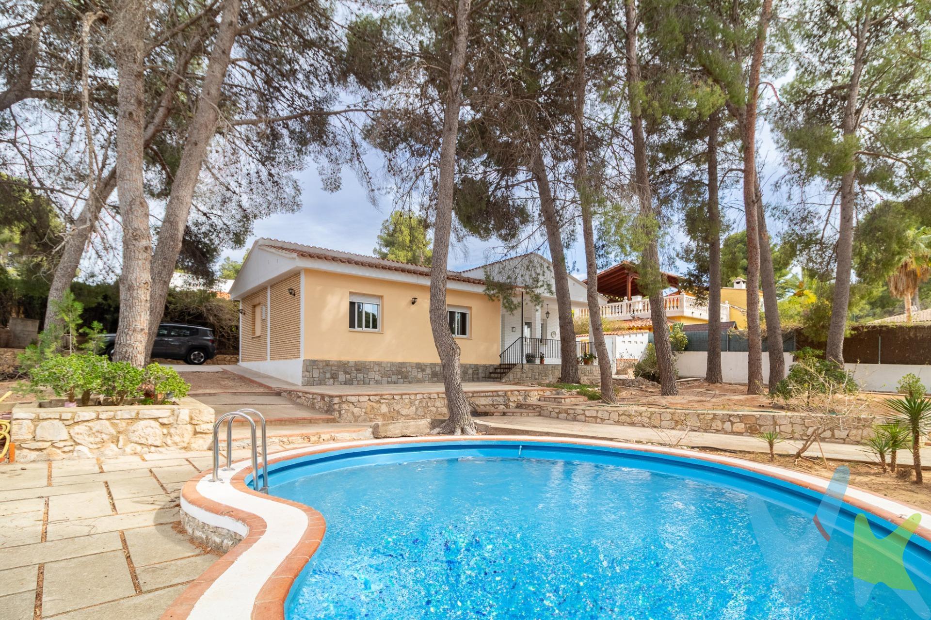 CHALET INDEPENDIENTE ESQUINERO Y REFORMADO CON PISCINA PROPIA EN URBANIZACIÓN SAN GERARDO. Este encantador chalet, ubicado en la prestigiosa Urbanización San Gerardo de Llíria, ofrece una oportunidad única para aquellos que buscan un hogar espacioso y lleno de encanto en un entorno tranquilo y natural. Con una parcela de 957 metros cuadrados y una vivienda de una planta totalmente reformada, esta propiedad es ideal para disfrutar de la vida al aire libre y la comodidad de un hogar moderno. Con 108 metros cuadrados de espacio interior reformado, este chalet ofrece un ambiente acogedor y funcional para toda la familia. Al entrar, serás recibido por una terraza cubierta de 16 metros cuadrados, perfecta para disfrutar del aire libre durante todo el año.  El comedor salón cuenta con una acogedora chimenea y un split de aire acondicionado frío y calor, garantizando confort en todas las estaciones del año.Un pasillo distribuye el resto de la vivienda, que incluye una cocina totalmente equipada con salida a la parte posterior del chalet, dos habitaciones dobles (una de ellas con armario empotrado y aseo en suite) y un baño completo con plato de ducha para el resto de la casa. En el exterior, podrás disfrutar de una piscina de 17 metros cuadrados con depuradora, un almacén/trastero para guardar herramientas de jardín y un paellero adosado con fregadero para facilitar la limpieza de las barbacoas. La parcela cuenta con espacio para árboles ornamentales y pinos, así como un área para un huerto donde podrás plantar tus propias hortalizas. Además, el jardín está adornado con flores, creando un entorno encantador y tranquilo. La propiedad cuenta con ventanas de aluminio climalit lacado con doble cristal, suelo de la terraza pavimentado, suelo de la vivienda con tarima de madera, puertas de madera lacadas en blanco, calentador eléctrico y alarma. Además, dispone de agua potable, luz de red y posibilidad de internet de fibra.  Cerca del Parque San Vicente y bien comunicado con la autovía CV35, la urbanización cuenta con alumbrado público, restaurante y zonas infantiles. Además, dispone de servicio de autobús urbano y escolar, y se encuentra a solo 3.5 km de Llíria. ¡No pierdas la oportunidad de adquirir este hermoso chalet en Urbanización San Gerardo de Llíria! Contáctanos hoy mismo para más información y para programar una visita. El mobiliario que aparece en las fotos no está incluido en el precio del inmueble. En el precio del inmueble, no están incluidos los gastos de la compraventa ni los honorarios de la agencia. ¡Ven a verlo! ¡Te encantará!