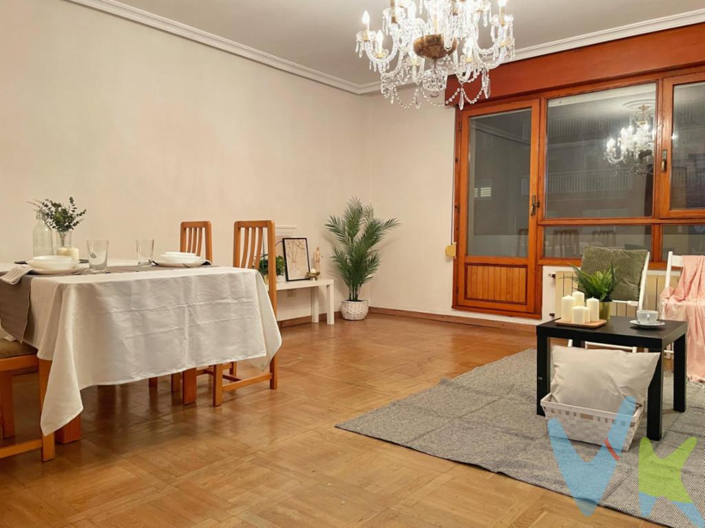 EXCLUSIVA VIVIENDA CON TERRAZA Y GARAJE CERRADO EN AVENIDA DE PABLO IGLESIAS 62  GIJÓNPresentamos esta amplia vivienda en planta primera, ubicada en una de las avenidas más dinámicas y mejor comunicadas de Gijón.Un inmueble lleno de posibilidades que destaca por su terraza exterior de más de 20 m², perfecta para disfrutar en familia, y tambien por contar con una plaza de garaje cerrada, un valor añadido imprescindible en la zona.La vivienda dispone de una superficie construida de 113 m² y casi 100 m² útiles (ambas superficies aproximadas), ofreciendo un espacio cómodo, versátil y con buena distribución: Salóncomedor, exterior, luminoso con salida directa a la terraza,  Cocina independiente con zona de lavado, Tres dormitorios, uno de ellos con vistas a la Avenida Pablo Iglesias, Dos baños completos y  despensa, ideal como apoyo al almacenaje diario.El salón y uno de los dormitorios disfrutan de vistas abiertas a la Avenida de Pablo Iglesias, mientras que el resto de la vivienda se orienta hacia una zona ajardinada privada, proporcionando un entorno tranquilo y agradable.Es una propiedad perfecta para personalizar a tu gusto y transformarla en el hogar que siempre has imaginado, con espacio más que suficiente para disfrutarla en familia.La plaza de garaje cerrada, apta para un vehículo de tamaño mediano, aporta un extra de comodidad y seguridad que convierte esta oferta en una oportunidad única.Una vivienda con todo lo necesario para convertirse en tu próximo hogar, Llamanos y ven a visitarla.Informamos a nuestros clientes compradores que en el precio de venta no se incluyen los siguientes conceptos: honorarios de la agencia al comprador, ni el impuesto de transmisiones patrimoniales ni otros gastos de la compraventa (registro de la propiedad, notaría, etc)