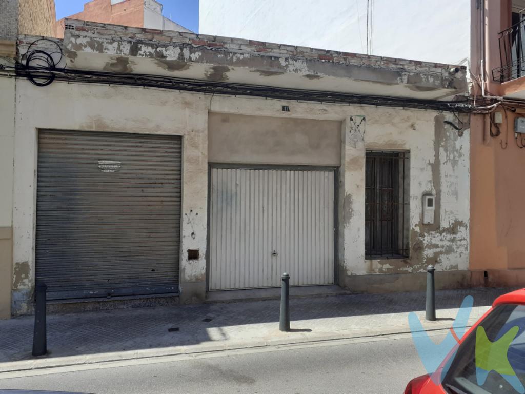 ESPECTACULAR SOLAR EN EXCELENTE ZONA DE ALAQUAS.Espectacular SOLAR con excelnte ubicación en Alaquás: junto a Av Blasco Ibañéz e instituto Madre josefa Campos, zona tranquila de casas bajas clásicas de pueblo. CARACTERÍSTICAS DEL SOLAR: 227MTS² DE SOLAR8 MTS DE FACHADA34MTS LARGO LATERAL I28,45MTS LARGO LATERAL IIFACHADA: PERSIANA (IDEAL GARAJE) + PUERTA AMPLIA DE ENTRADA + VENTANAL ES IDEAL PARA CONSTRUIR UNIFAMILIAR Gastos e impuestos no incluidos en el precio. La compra conlleva impuestos y gastos de formalización para el comprador.En las segundas o posteriores transmisiones, el Impuesto de Transmisiones Patrimoniales (ITP) se liquidará conforme a la normativa vigente de la Comunitat Valenciana. Con carácter general, el tipo aplicable es del 10%, sin perjuicio de la aplicación de tipos reducidos del 8%, 6% o 3%/4% cuando concurran los requisitos legalmente establecidos para ello.La compraventa se realizará con gastos según ley, por lo que los gastos de notaría y registro de la propiedad serán asumidos conforme a lo dispuesto en la normativa aplicable. A título orientativo, dichos gastos, según aranceles oficiales, pueden situarse aproximadamente entre 400 EUR y 800 EUR, dependiendo del precio final y de las circunstancias de la operación.Honorarios de intermediación inmobiliaria no incluidos en el precio: 4 % más IVA sobre el precio final de venta.Se informa al consumidor que la agencia actúa como intermediaria inmobiliaria en la operación, estando cualquier eventual compraventa y sus condiciones sujeta a la aceptación expresa del propietario o vendedor y a la posterior formalización del correspondiente contrato de arras.El consumidor tiene, conforme a la normativa vigente, a su disposición información y documentación adicional relativa al inmueble, pudiendo consultarla en la agencia inmobiliaria.La información contenida en este anuncio tiene carácter meramente informativo y no contractual, pudiendo estar sujeta a errores u omisiones involuntarias.