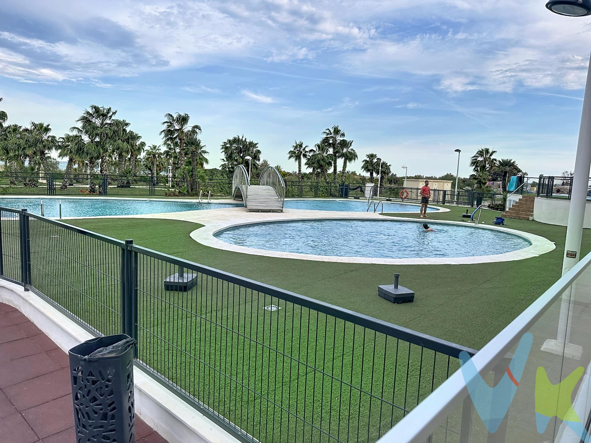 Ubicado en la zona más tranquila y exclusiva de Cabanes (Marina d'Or Norte), este apartamento representa una oportunidad excepcional tanto para quienes buscan un refugio familiar frente al Mediterráneo como para inversores que exigen activos de alta calidad y bajo mantenimiento. Adquirida en 2023 y mantenida completamente a estrenar, la propiedad destaca por una construcción moderna y sostenible que garantiza el máximo confort y una revalorización segura a largo plazo. Por qué destaca esta propiedad:. Vistas y Bienestar: Su terraza privada ofrece maravillosas vistas al mar, convirtiéndose en el espacio ideal para el disfrute en familia bajo el clima privilegiado de la Costa de Azahar. Eficiencia Energética Superior: Con una Calificación Energética A, es uno de los inmuebles más eficientes de la zona. Esto se traduce en un ahorro drástico en facturas y un valor diferencial para el mercado inversor. Servicios de Lujo: El residencial cuenta con instalaciones de primer nivel diseñadas para todas las edades: piscina, jacuzzi, zonas infantiles y áreas recreativas. Todo Incluido: La propiedad se transmite con plaza de garaje y un trastero como anejo inseparable, ofreciendo una solución integral de almacenamiento y aparcamiento. Una pieza inmobiliaria impecable, lista para entrar a vivir o para rentabilizar de inmediato en el segmento más exclusivo de la zona. VENTA:. PVP 300.527€. Gastos e impuestos no incluidos en el precio. La compra conlleva impuestos y gastos de formalización para el comprador. A título orientativo se informa que en segundas transmisiones el ITP con carácter general en Valencia es del 10%, pudiendo existir otros tipos impositivos atendiendo a las circunstancias personales del comprador u otras circunstancias previstas legalmente. Base imponible del impuesto el mayor valor entre el precio de compraventa, la tasación o el valor de referencia catastral. En cuanto a los gastos de notaría y registro, en su caso, suelen oscilar aprox. entre 1,5% y 2,5% (aranceles variables según precio, n.º de copias y complejidad). El comprador elige notario. Si el comprador precisase de hipoteca: tasación, condiciones y costes bancarios serán según entidad elegida por el comprador, así como los gastos de gestoría, y cualesquiera otros gastos inherentes a la formalización de la compraventa que legalmente correspondan a la parte compradora, salvo pacto expreso en contrario con el vendedor. El consumidor tiene, conforme a la normativa vigente, a su disposición información y documentación adicional relativa al inmueble y condiciones de la compraventa, que podrá ser consultada en C/Joaquín Costa 4, bajo 46005 Valencia o urbe2@remax.es. Honorarios de mediación inmobiliaria a cargo del COMPRADOR: (3% del precio final de venta más IVA (21%), salvo otro pacto.); y de VENDEDOR (según acuerdo con el mismo). Se informa al consumidor que la agencia actúa como intermediaria inmobiliaria en la operación, estando cualquier eventual compraventa y sus condiciones sujeta a la aceptación expresa del propietario-vendedor y a la posterior formalización del correspondiente contrato.