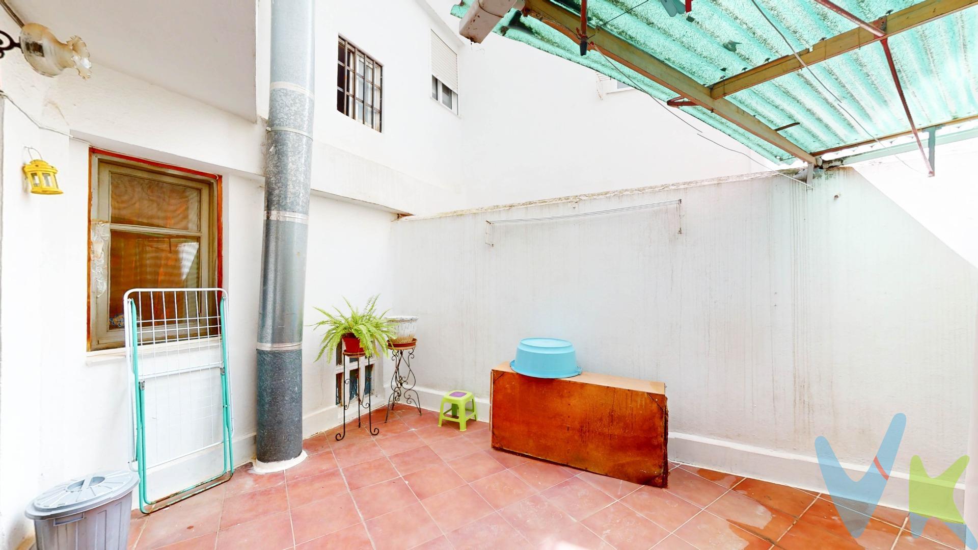 Avda Ausias March- Valencia. Oportunidad!!! Vivienda libre íntegramente para reformar. destaca por su terraza interior y su balcón exterior a la Avenida Ausias March junto Avda Doctor Waksman. Primera Planta edificio sin ascensor. Distribuida en tres(3) dormitorios, un baño, salón con balcón y cocina con amplia terraza a patio de manzanas. Rodeada de todo tipo de servicios: comercios, supermercados, centros educativos, sanitarios y zonas de ocio. Una vivienda con amplitud, ubicación estratégica y gran potencial, perfecta tanto como residencia habitual como inversión inmobiliaria. Contacta para más información o para concertar una visita. El precio no incluye gastos de notaría, gestoría y registro de la propiedad, que se concretarán según su arancel profesional; los impuestos aplicables, a determinar según su normativa específica; los gastos de financiación, en su caso; ni los gastos de agencia inmobiliaria en las condiciones que se pacten con ésta. Agencia Registrada con el Nº 1600 en el Registro Obligatorio de Agentes Inmobiliarios de la Comunitat Valenciana, según el DECRETO 98/2022, de 29 de julio, del Consell, por el que se regula el Registro de Agentes de Intermediación Inmobiliaria de la Comunitat Valenciana. Por mandato expreso del propietario, comercializamos este inmueble en exclusiva compartida, lo que garantiza un servicio de calidad, un trato fácil y personalizado, una gran difusión en nuestras redes compartidas y sin interferencias de terceros. Por este motivo se ruega no molestar al propietario, a los ocupantes de la propiedad, o a los vecinos del edificio. Si usted es agente inmobiliario y tiene un cliente para este inmueble, llámenos y estaremos encantados de colaborar.