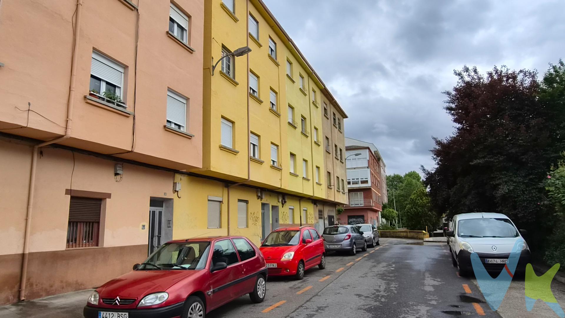 Edificio situado zona centro, próximo a la estación de Renfe de Ponferrada. El inmueble está construido sobre una superficie de 137m2 distribuido de la siguiente forma:. - Vivienda en planta baja: Salón, cocina equipada independiente, baño con bañera y despensa. En esta misma planta encontramos el acceso a jardín y sótano, donde alberga la calefacción y depósito de gasóleo. La calefacción y ACS se producen mediante caldera de gasóleo. . - Vivienda planta primera: Salón, cocina equipada independiente, 2 habitaciones dobles y baño. La calefacción y ACS se producen mediante caldera de gasóleo. . -  Vivienda planta segunda: Salón, cocina equipada, 2 habitaciones dobles, baño con plato de ducha. La calefacción y ACS se producen mediante caldera de gasóleo. - Vivienda planta tercera: salón, cocina sin instalar, 2 habitaciones y  baño. Por mandato expreso del propietario, comercializamos este inmueble en exclusiva, lo que garantiza el acceso a toda la información, a un servicio de calidad, en un trato fácil, sencillo y sin interferencias de terceros. Por este motivo, se ruega no molestar al propietario, a los ocupantes de la propiedad o a los vecinos. Muchas gracias por su comprensión.