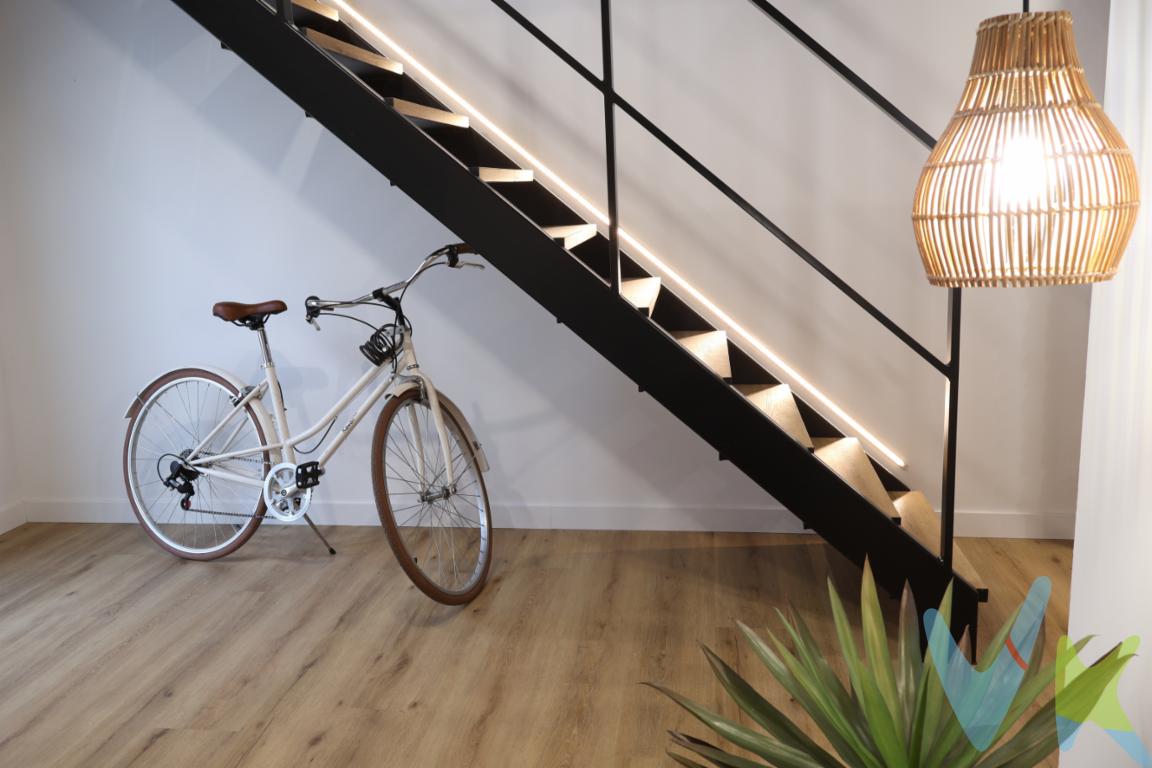 Casa con encanto únicoSe vende una casa con un carácter especial, que combina la tradición de la arquitectura antigua con la comodidad y el estilo de la modernidad. Mantiene su esencia original gracias a sus pilares de caravista y su viga maestra de madera, aportando personalidad y calidez.Su gran altura interior ofrece un enorme potencial de amplitud, dotándola de un toque distintivo y permitiendo que sus futuros propietarios la transformen en un hogar lleno de posibilidades. 🔹 DistribuciónLa vivienda dispone de 88 m² según escritura, ubicados íntegramente en la planta baja,se distribuye en:                             Amplio recibidor con escalera de acceso a la planta superior.                             Una habitación.                             Luminoso comedor con cocina abierta.                             Baño completo con zona de lavandería. Además, la vivienda cuenta con una doble altura tipo dúplex en la parte superior, con aproximadamente 40 m² de superficie adicional.Este espacio adicional te permite crear un dormitorio principal amplio, versátil y funcional, diseñado para ofrecer comodidad, armonía y una visión abierta hacia la zona del comedor. Un lugar realmente excepcional.( Estos metros no figuran inscritos en el Registro ni en la escritura y, por tanto, no son computables a la superficie oficial de 88 m²).  Una oportunidad que merece ser visitadaTe invitamos a conocer este inmueble para que puedas descubrir personalmente el encanto y la energía especial que alberga.                                                                                                                                  INFORMACIÓN IMPORTANTE                             Toda la información de esta publicación no es vinculante y puede contener errores; se muestra únicamente con carácter informativo y no contractual.                             No incluidos en el precio: impuestos, gastos de compraventa, honorarios de la inmobiliaria y financiación.                             Este inmueble puede experimentar cambios de precio, descripción o ser retirado del mercado sin previo aviso. AGENCIA INMOBILIARIA cumple con la normativa vigente y acredita su capacitación profesional e identificación RAICV 00116, de acuerdo con el Registro de Agentes de Intermediación Inmobiliaria de la C.V  (Decreto 98/2022 de 29 de julio). 