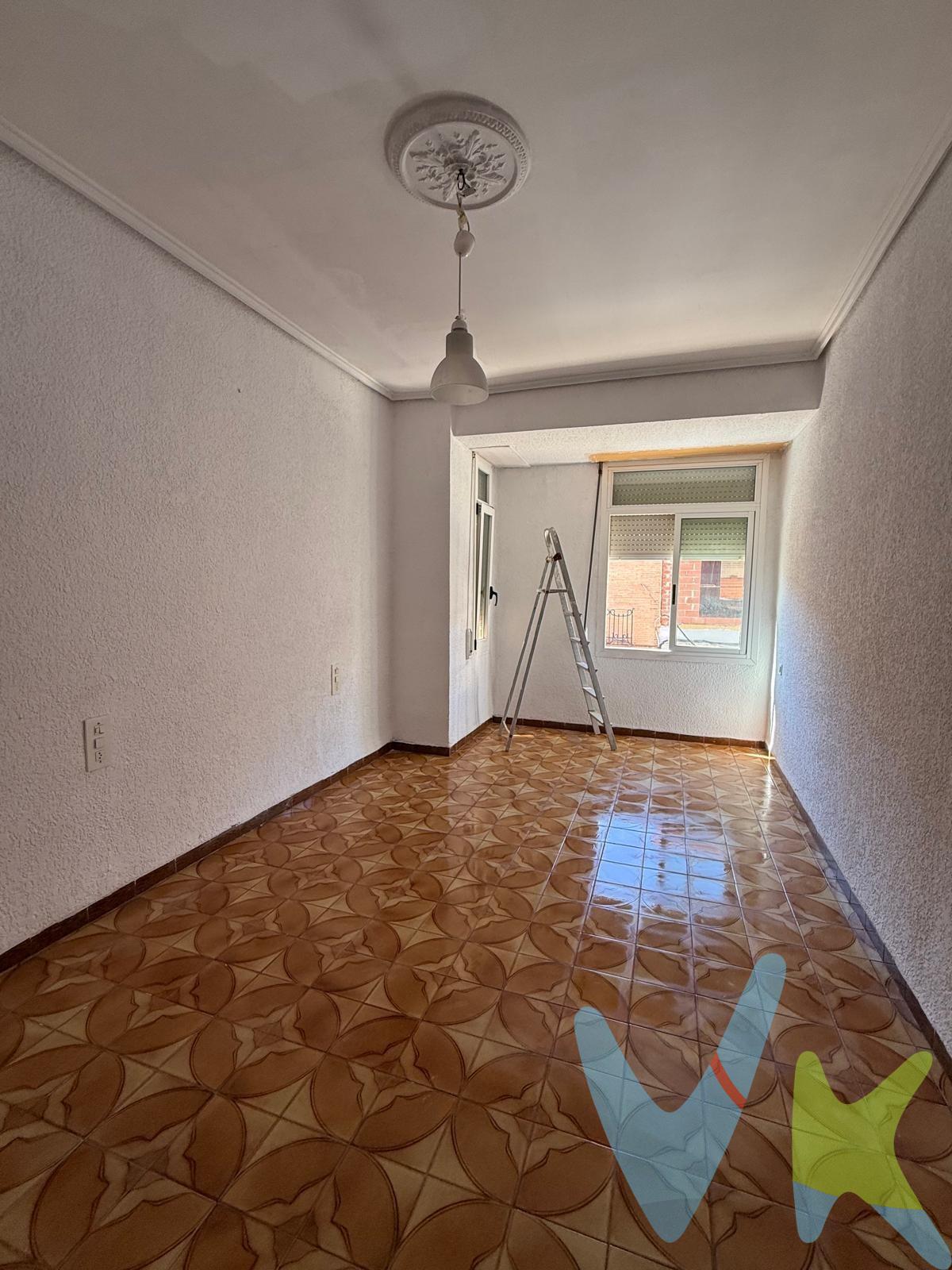 Se vende amplio y luminoso primer piso sin ascensor, con una superficie de 99 m², ideal para familias o para quienes buscan espacio y comodidad en una zona tranquila. La vivienda se distribuye en 4 habitaciones, perfectas tanto para dormitorios como para despacho. Dispone de 2 baños completos, uno con bañera y otro con ducha, pensados para mayor funcionalidad en el día a día. Cuenta con un acogedor y espacioso comedor, ideal para reuniones familiares, y una cocina independiente con galería que aporta practicidad y espacio extra de almacenamiento o lavandería. Además, la vivienda dispone de una pequeña terraza, perfecta para disfrutar del aire libre. Ubicada en el centro de Albuixech, con todos los servicios cercanos y buena conexión, esta vivienda reúne todas las características para convertirse en tu nuevo hogar. ¡No dejes pasar esta oportunidad y ven a visitarla!. El precio ofertado no incluye los gastos de la compraventa, impuestos, ni honorarios de la agencia inmobiliaria. Este texto tiene carácter publicitario y la información contenida puede estar sujeta a cambios. El texto puede contener errores. ¡Llámanos y solicita tu visita sin compromiso!. 