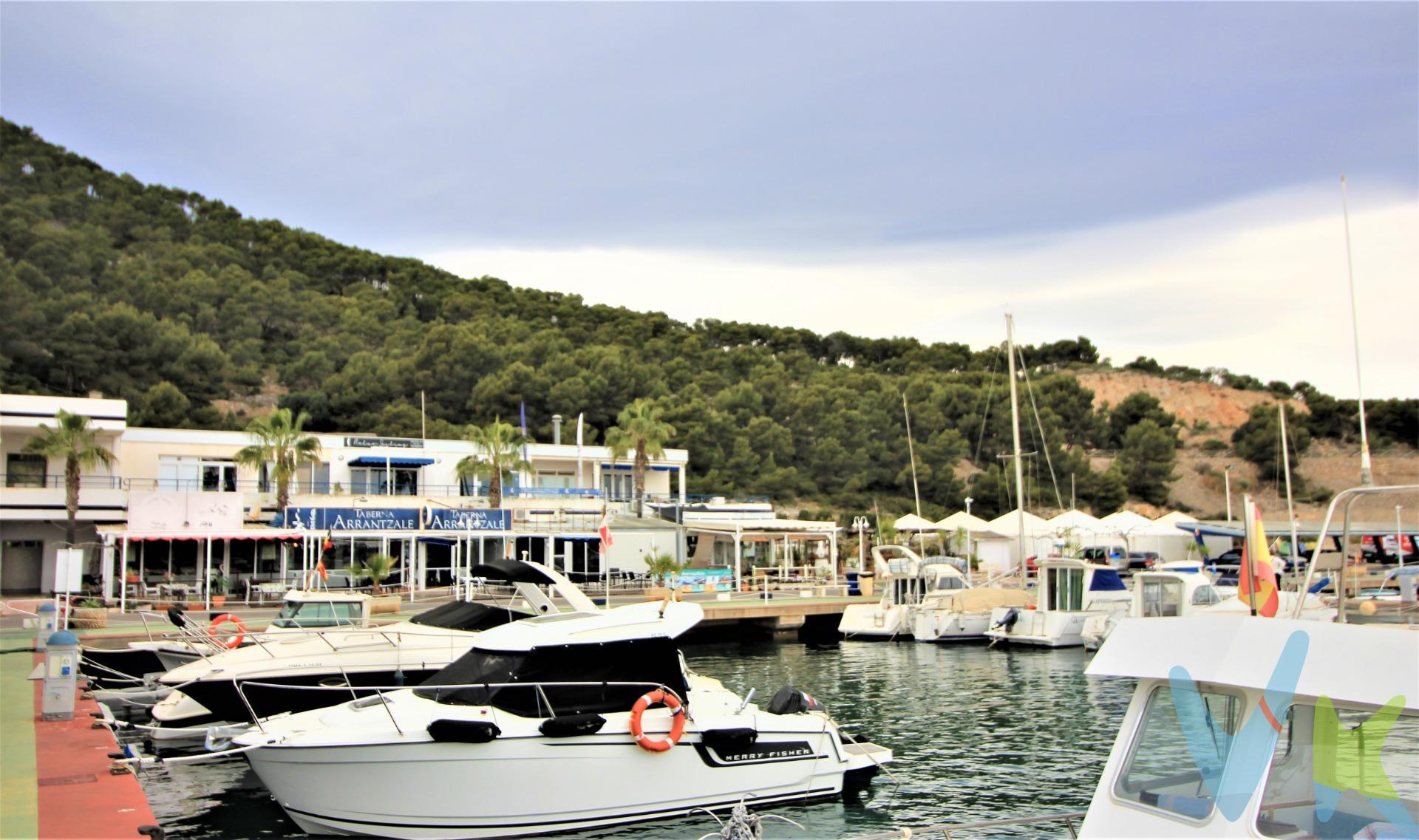 Se vende concesión administrativa hasta el  2.036 de amarre en el Puerto Deportivo de Oropesa del mar.  Extensión superficial, veinticuatro metros cuadrados, ocho metros de eslora por tres metros de manga. Amarre nº 352 interior tipo III Pantalan nº 5. Este amarre es en exclusiva, con lo que le facilitamos cualquier información sobre él. Por este motivo, solicitamos no molesten al propietario, ocupantes o operarios del puerto. . Muchas gracias por su comprensión. El precio indicado puede sufrir variaciones. En todos los casos los precios expuestos son más impuestos y gastos derivados de la transmisión del inmueble. 