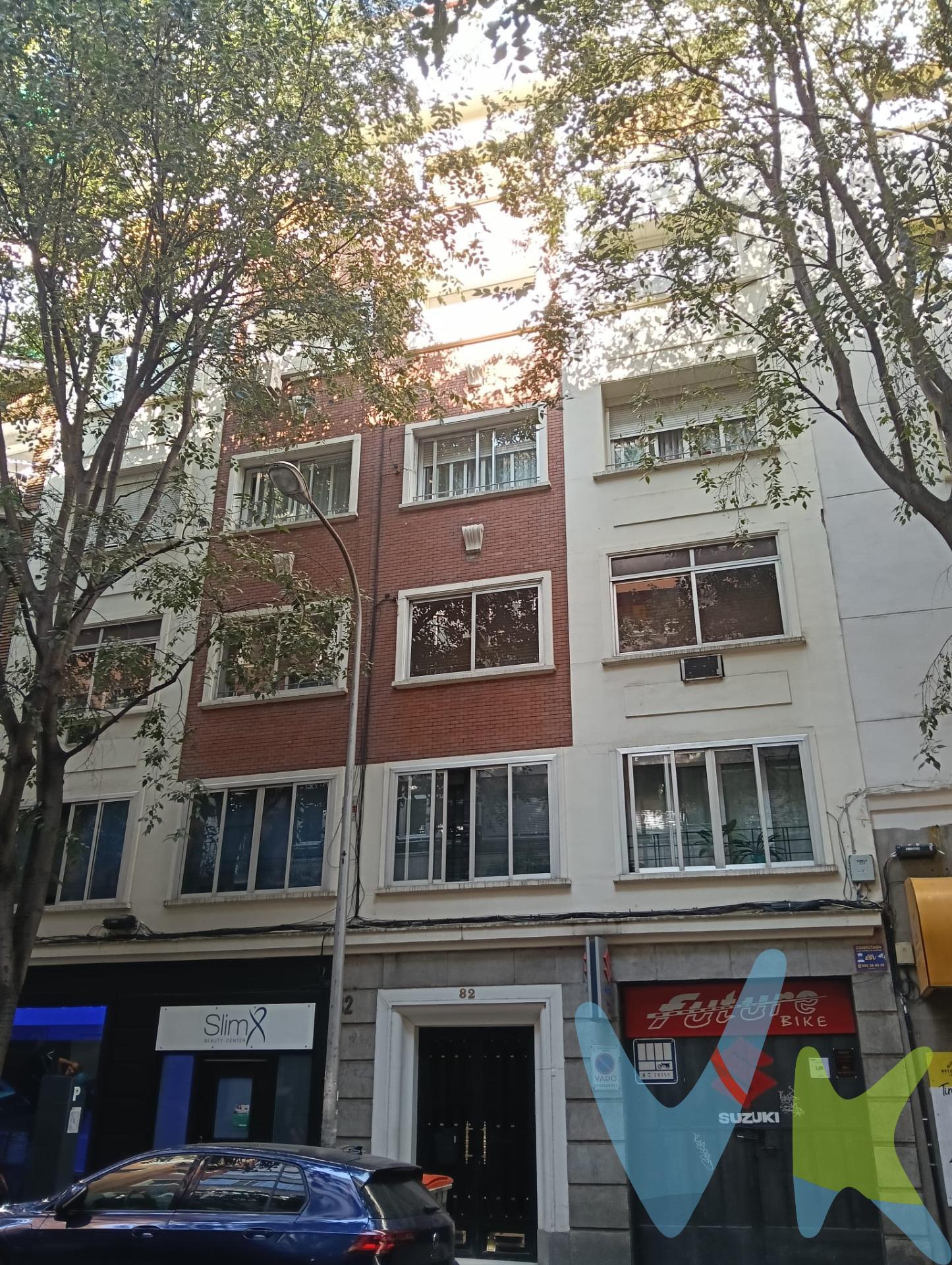 Descubre este amplio y luminoso piso exterior ubicado en la cotizada zona de Gaztambide, en Chamberí. Situado en una tercera planta, esta propiedad ofrece un total de 164 m² que podrás adaptar a tu estilo personal ya que se encuentra para reformar. Consta de cuatro habitaciones dobles más una sencilla,  dos baños, un amplio salón de mas de 30 mts2 , cocina y un trastero en el sótano . . La ubicación es inmejorable: próximo al metro Islas Filipinas, con fácil acceso a diversas líneas de autobús cercanas; además se encuentra en una zona con mucho comercio, estratégicamente situado alrededor, así como colegios e instalaciones sanitarias tales como Centro de salud en frente y hospitales próximos a Plaza Cristo Rey. También disfrutarás de espacios verdes gracias a su proximidad hacia áreas infantiles ideales para los más pequeños. No pierdas la oportunidad única de adquirir este piso lleno potencialidades donde podrás crear el hogar perfecto según tus preferencias.
