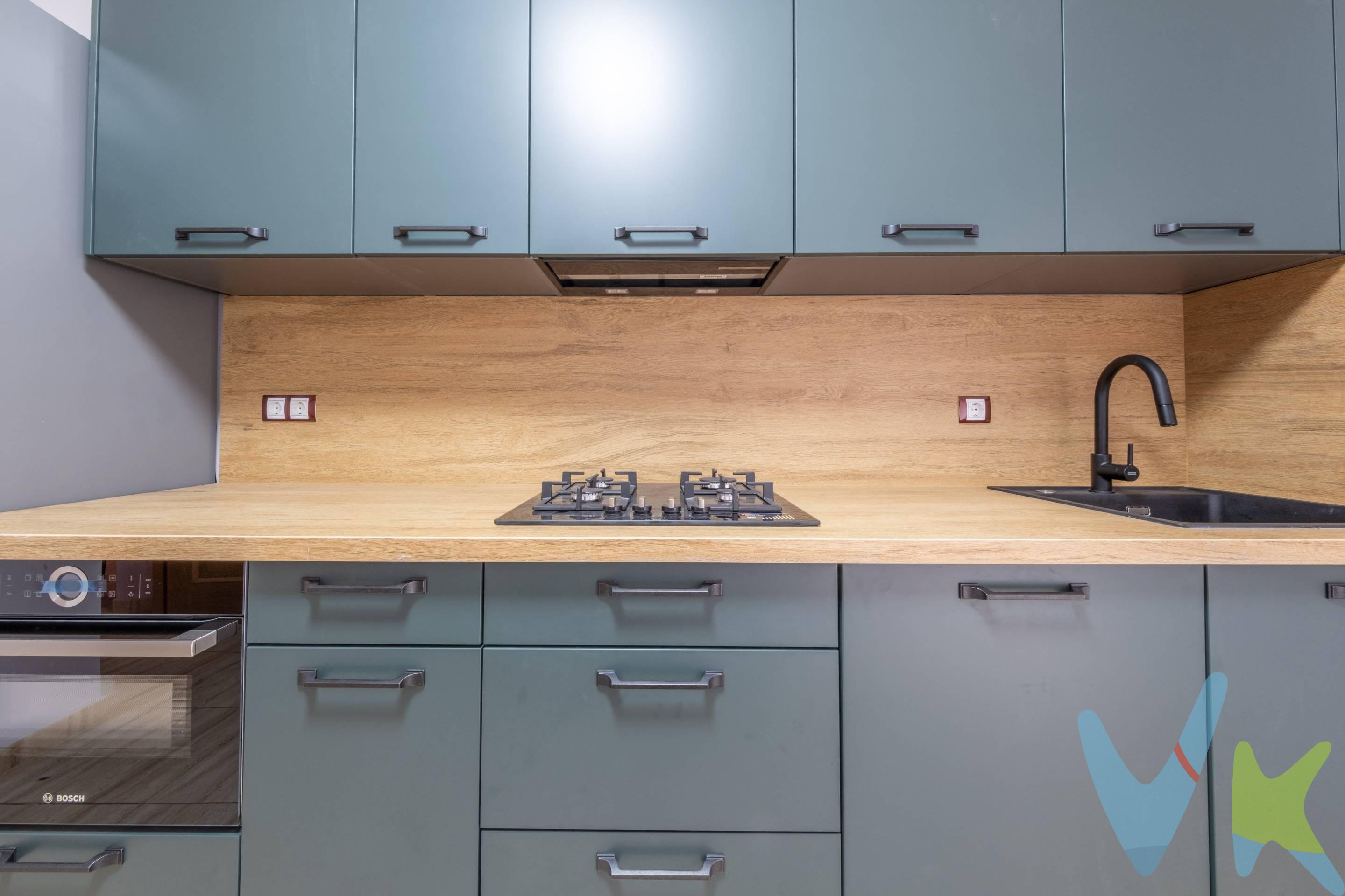 Descubre este espectacular apartamento seminuevo ubicado en el corazón de Arucas, una ciudad llena de encanto y diversidad. Con una superficie construida de 95 m2 y útil de 79 m2, esta propiedad ofrece un diseño moderno que se adapta a las necesidades actuales. Cuenta con dos habitaciones dobles, ideales para familias o como espacio adicional para invitados; además dispone de una habitación sencilla perfecta como despacho o área personal. El baño principal está cuidadosamente diseñado junto a un aseo adicional que proporciona comodidad extra. . La cocina es otro punto destacado: amueblada y equipada con materiales modernos que invitan al placer culinario, complementada por una funcional zona de lavandería. La orientación Este-Oeste permite disfrutar del sol durante gran parte del día mientras se goza amplios ventanales con vistas panorámicas hacia la montaña. El edificio incluye estacionamiento privado lo cual añade valor agregado siendo muy práctico dada la ubicación central donde todo está cerca: colegios e instalaciones infantiles son accesibles dando lugar a un entorno familiar seguro y cómodo así como paradas frecuentes del transporte público justo alrededor. . Se entrega totalmente amueblada y equipada con todo lujo de detalles, y no te preocupes por la hipoteca, contamos con un equipo de profecionles que te orientaran y te ayudaran a la mejor elección de la misma.