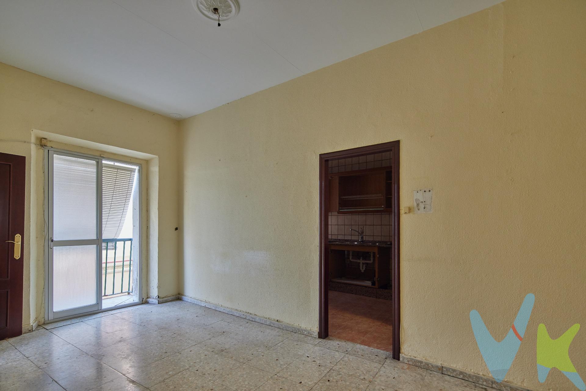 ¿Buscas un proyecto ilusionante en una de las zonas más cotizadas de Cádiz? Te presentamos este magnífico lienzo en blanco situado en pleno centro histórico. Una vivienda con alma, luz y un potencial infinito. Ubicada en una tercera planta (sin ascensor) de una finca clásica con mucho encanto, esta propiedad destaca por sus más de 100 metros cuadrados construidos y su espectacular luminosidad. Gracias a su orientación y distribución, disfrutarás de una ventilación cruzada inmejorable, ideal para el clima de la ciudad. El eje de la vivienda es su preciosa y amplia galería central, típica de la arquitectura gaditana, que conecta con todas las estancias y aporta carácter y fluidez al espacio. Actualmente, la vivienda se distribuye en:. •	Salón comedor. •	3 dormitorios. •	Cocina independiente. •	Un cuarto de baño. La propiedad requiere una reforma integral, lo que te brinda la oportunidad perfecta para redistribuir los espacios a tu gusto y crear el hogar que siempre has soñado, combinando elementos clásicos con un diseño moderno. Extras que enamoran:. La finca cuenta con azoteas comunitarias transitable desde donde podrás deleitarte con unas vistas espectaculares de los tejados y torres miradores del centro histórico. Tranquilidad garantizada:. El edificio se encuentra en buen estado de conservación y dispone de la ITE (Inspección Técnica de Edificios) favorable pasada recientemente, en mayo de 2023, lo que aporta seguridad y valor a tu inversión. Si buscas espacio, luz y una ubicación privilegiada para diseñar tu vivienda a medida, no dejes pasar esta oportunidad. ¡Ven a verlo!. * Gastos, Impuestos y Honorarios de la Agencia no incluidos en el precio. . *Si estás interesado en esta vivienda pero tienes que vender, contacta con nosotros, te ayudamos a encontrar comprador para tu vivienda. Periodo de validez de la publicación 02/05/2026. . . 