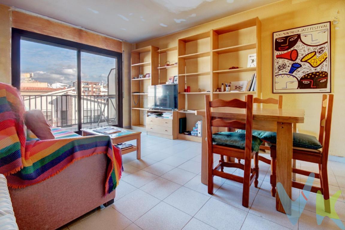 Piso en Sant Pere de Ribes  ¡Ideal para Inversión!..Situado en pleno Centro de Sant Pere de Ribes, este encantador piso de 52 m² construidos es una oportunidad única tanto para vivir como para invertir. Con una pequeña reforma, podrás convertir esta propiedad en un espacio moderno y acogedor...Características principales:..- 1 habitación doble..- 1 baño completo..- Cocina independiente..- Salón comedor con salida a una terraza muy agradable, ideal para relajarse, disfrutar de un café o incluso decorarla como un pequeño jardín urbano..- Finca adaptada y con ascensor, que aporta comodidad y añade valor a la propiedad..- La ubicación es inmejorable: Cerca de colegios, centros médicos, supermercados y zonas comerciales. Con fácil acceso a autobuses y servicios públicos...Todo esto por tan solo 157.000 . Con una reforma, esta propiedad se convierte en una excelente opción tanto para invertir en el mercado de alquiler como para disfrutar de una vivienda cómoda y funcional en una ubicación privilegiada...¡No dejes pasar esta oportunidad!..El precio en el anuncio no incluye impuestos de compra (ITP, IVA , AJD), ni los gastos de Notaría y Registro de la Propiedad. La información visual y documental del anuncio no tiene carácter contractual y puede no ser del todo precisa. El mobiliario y el equipamiento que se muestra en las imágenes no está incluido en el precio de venta.. .AICAT 6883 / API A11312