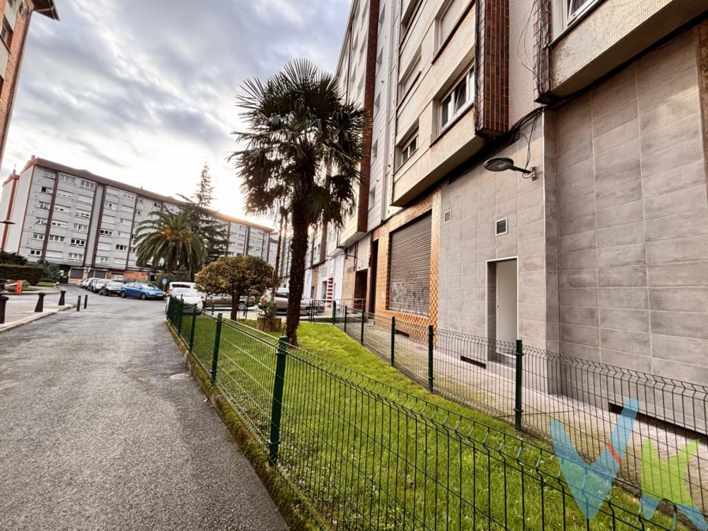  **Exclusiva oportunidad de inversión: local comercial INSTALADO A ESTRENAR CON 11 TRASTEROS en venta en Gijón**Localizado en un edificio construido en el año 1977, con un acceso muy cómodo y una gran demanda de trasteros en alquiler.Con un precio competitivo acorde al mercado actual, esta propiedad representa una excelente inversión si buscas una rentabilidad alta y diversificada.Los trasteros disponen de luz con detectores de presencia, ventilación forzada, contadores individuales de luz y además las zonas comunes disponen de lavabo de uso común y toma de agua.Si deseas conocer más sobre esta magnífica oferta, no dudes en ponerte en contacto para coordinar una visita. Estamos aquí para asistirte y resolver cualquier duda que puedas tener, asegurando así una experiencia de compra transparente y satisfactoria.Confía en Profesionales acreditados. Disponemos de las certificaciones CRS y Realtor y todos nuestros agentes tienen la titulación AIR (Agentes inmobiliarios Registrados). Tenemos más de 30 años de experiencia en el sector. Todas las cantidades recogidas como depósito están garantizadas mediante seguro de caución.Consulta nuestras reseñas en Google y descubre por qué tantos clientes confían en nosotros.El precio NO incluye: Impuestos, gastos de Notaría, registro y honorarios de los servicios contratados por los compradores a la Agencia Inmobiliaria.A título orientativo, en segundas transmisiones, el comprador abonará el Impuesto sobre Transmisiones Patrimoniales (ITP). Para consultar los porcentajes del ITP en Asturias puede hacerlo a través de la web oficial de servicios tributarios del Principado de Asturias https://sede.tributasenasturias.es/sites/sede/default/es_ES/Que-quieres-hacer/Transmisiones-Patrimoniales-y-AJD. La base imponible será el mayor valor entre precio de compraventa, tasación o valor de referencia catastral. Gastos de notaría y registro según aranceles variables según precio, número de copias y complejidad.El comprador escoge libremente notario. El vendedor asume la plusvalía y el resto de gastos son del comprador. Si se precisa hipoteca: Tasación, condiciones y costes bancarios según entidad elegida por el comprador; así como los gastos de gestoría y cualesquiera otros inherentes a la formalización de la compraventa. De acuerdo con la ley, no se incluyen en el precio otros gastos o tributos que legalmente correspondan al comprador. Honorarios de intermediación inmobiliaria a cargo del vendedor.El consumidor tiene derecho, conforme a la normativa vigente, a disponer de información y documentación adicional relativa al inmueble y condiciones de la compraventa, accesible en la sede física de la Agencia Eurocasa Gijón, en Santa Doradía, nº 14-Bajo, en Gijón, o a través del correo electrónico info@eurocasagijon.com. La agencia actúa exclusivamente como intermediaria en la operación. Cualquier compraventa y sus condiciones quedan sujetas en todo caso a la aceptación expresa del vendedor del inmueble y a la posterior formalización del correspondiente contrato. El presente anuncio tiene carácter meramente informativo; la información suministrada se corresponde con la disponible a la fecha de publicación, pudiendo variar en función de las circunstancias o actualizaciones legales, contractuales y fiscales. 