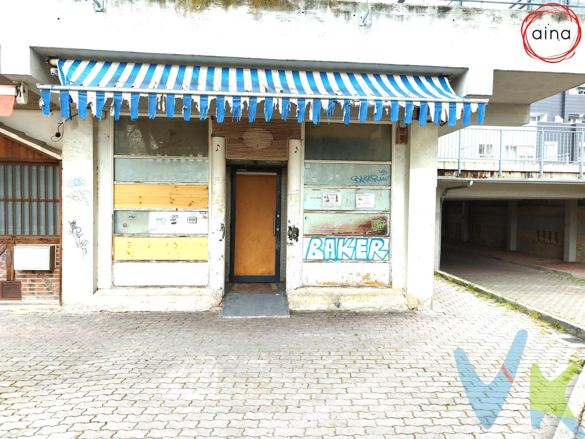¿Sueñas con montar tu propio negocio o tal vez prefieres una sociedad con tus amigos? ¡Aquí tienes el local ideal!. Se vende Local comercial en Zizur Mayor en la zona de la plaza del Kiosko en Santa Cruz a un paso de todos los servicios que necesitas y en una de las zonas más transitadas de Urbanización Zizur. Se trata de un local que antiguamente fue bar con una amplia sala principal de 44,65 m2 que cuenta con barra en la misma, acceso al aseo con 2 baños y al fondo de la misma acceso a otras dos salas - almacén de 10 m2 cada una. Este Local hace esquina y al encontrarse en una de las plazas principales de Zizur tiene muchas posibilidades para destinarlo a distintas actividades. Llámanos para hacer una visita ¡seguro que te encajará!. (Datos meramente informativos sin valor contractual. El PVP indicado no incluye impuestos ni gastos de transmisión) . 