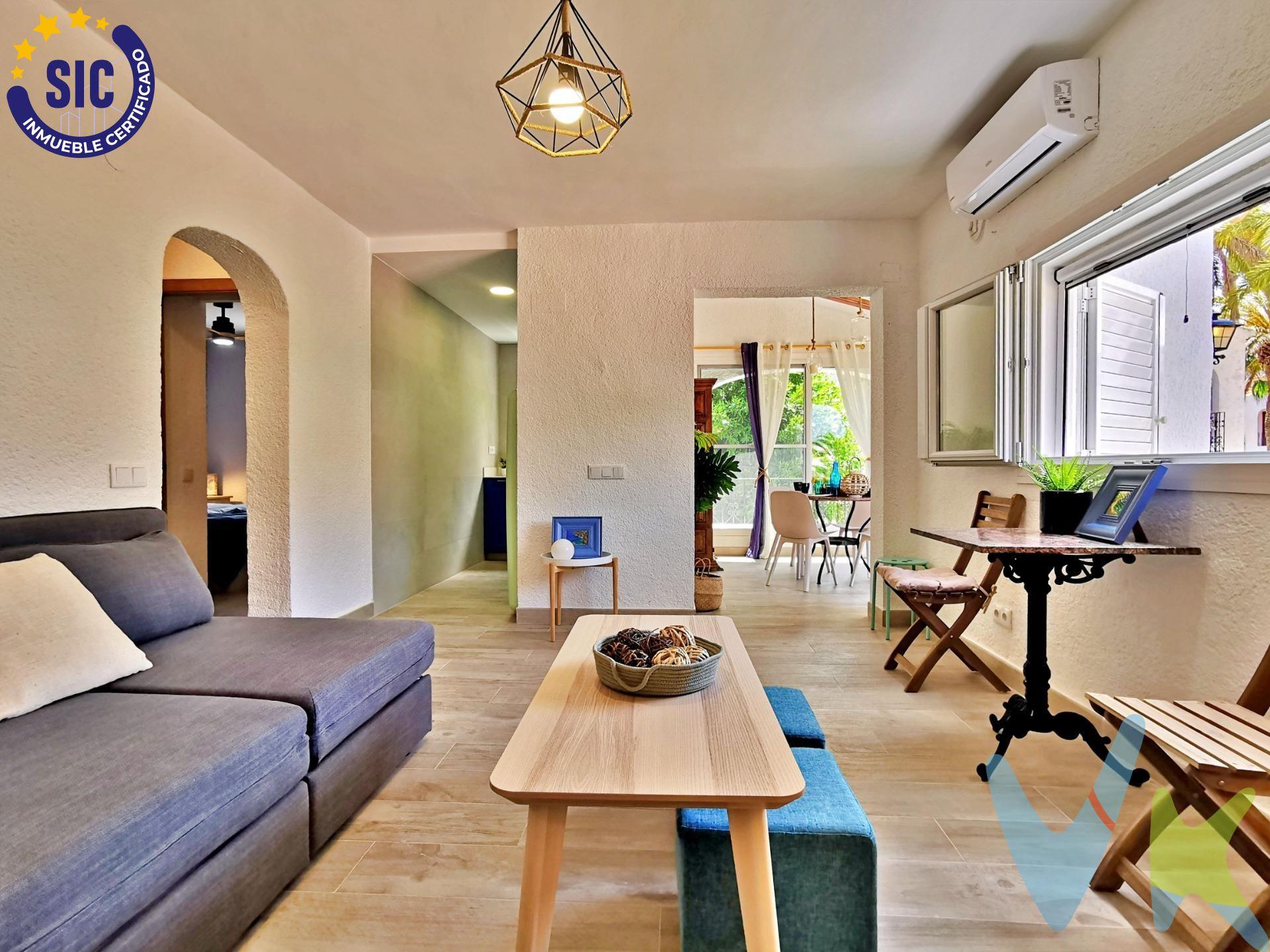 ¡Alerta! Nuestras fotos se han 'disfrazado' por Halloween. 👻 Desliza para ver la vivienda real (y sin fantasmas). Para quien se guía por lo que ve. Este apartamento te da la bienvenida con un diseño moderno y luminoso. La cocina. destaca por sus muebles azules y la encimera blanca, un contraste que aporta un. toque de personalidad. Desde el salón, un amplio ventanal ofrece vistas a los. jardines y las palmeras de la urbanización, creando una conexión visual con el. exterior. Cada espacio está bañado en luz natural, realzando los acabados de alta. calidad y la cuidada decoración. Para quien busca la tranquilidad. Este hogar es un oasis de calma, lejos del ruido. En la urbanización Toscamar, un espacio. de más de 20.000 m2 de jardines, disfrutarás del sonido de la naturaleza. Escucha el canto. de los pájaros o el suave murmullo del agua en las piscinas. Este lugar te ofrece un. ambiente sereno para relajarte y desconectar. Para quien necesita sentir el hogar. Siente el confort al entrar en este apartamento de 69 m2. La distribución es fluida y. funcional: te moverás con facilidad desde la entrada al salón y comedor, conectando con la. cocina y pasando a las dos habitaciones y un baño, donde todo se siente a mano. El. suelo cerámico con acabado de madera te ofrece una sensación cálida y moderna. Cada. rincón ha sido optimizado para que te sientas cómodo, seguro y en casa desde el primer. momento. Una Urbanización Completa para tu Estilo de Vida. Residencial Toscamar es una comunidad privada pensada para tu bienestar. Además de. sus extensas zonas verdes, cuenta con dos piscinas, canchas deportivas (baloncesto,. fútbol, voleibol y tenis), mesas de ping-pong, y zonas de juego para niños. También. encontrarás una cafetería y un club de buceo, todo ello en un entorno idílico entre el mar y. la montaña. Este apartamento no es solo una vivienda, es el lugar perfecto para tu nuevo estilo de. vida. Llámanos hoy para agendar una visita y sentirlo por ti mismo.