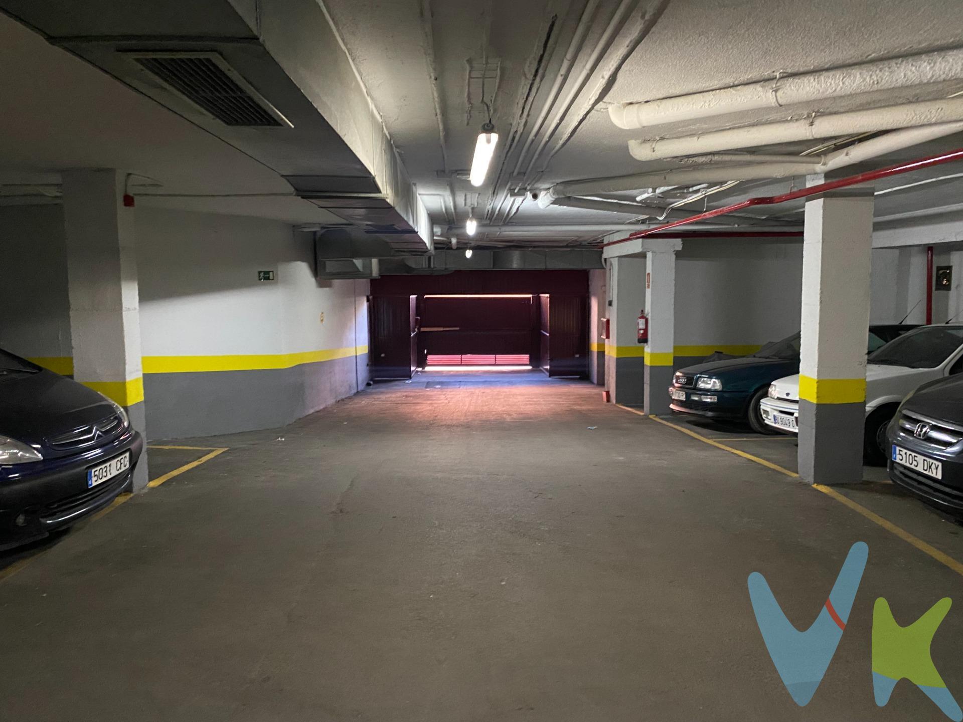 Cansado de buscar aparcamiento hasta altas horas de la noche. Amplia y cómoda plaza de garaje con accesibilidad muy buena en la Calle Volver a Empezar, ubicada en una excelente zona de Palomeras Bajas / Madrid Sur. Ideal tanto para uso propio como para inversión. Espacio para coche [ grande y fácil maniobra de aparcamiento.Planta baja  del aparcamiento subterráneo.Acceso con  Cómodas rampas de entrada y salida, con amplios pasillos de rodadura.Seguridad: El recinto cuenta con vigilancia y cámaras de seguridad 24 horas.Comunidad: Cuota de comunidad económica y mantenimiento al día.Olvídate de perder tiempo buscando aparcamiento en la zona. ¡Ven a verla sin compromiso!. 