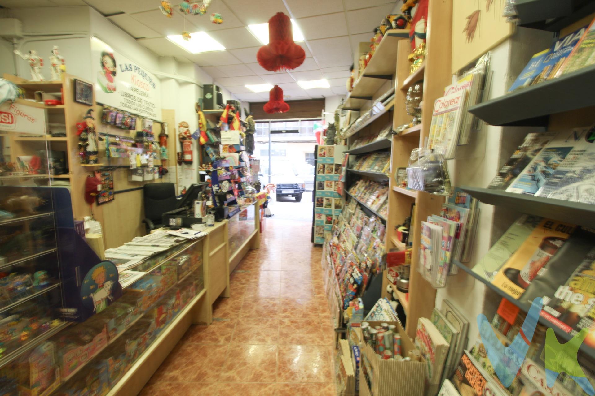 Se traspasa en exclusiva kiosco papelería, por jubilación, a pie de calle de 64 metros cuadrados distribuidos en zona para el público con mostrador y estanterías, almacén y dos aseos. El traspaso incluye el mostrador con ordenador y terminal de punto de venta, dos fotocopiadoras, nevera para bebidas, nevera para helados (en verano), máquina para hacer palomitas, tres plastificadoras, estanterías para revistas, libros y prensa. Es un punto de recogida consolidado de paquetería Parcel Shop de GLS, con más de 600 paquetes al mes de media generando importantes ingresos. Además, es punto de recarga de tarjetas de metro, autobús y todos las operadoras de móviles. Tiene caballito para niños y máquina de tabaco de alquiler. El comercio está situado en una zona de mucho paso en una calle amplia con clientela fija desde hace 19 años, muy cercano de un famoso restaurante con espectáculo flamenco, supermercado, del Colegio de Médicos y un hotel de 4 estrellas. Situado en una zona entre varios colegios y comercios en un barrio consolidado. Si quieres ser dueño de tu propio negocio con una rentabilidad consolidada, o prefieres establecer otro tipo de negocio emergente no dudes en contactar con nosotros para más información o concertar una visita. La descripción del presente inmueble e imágenes tienen mero carácter informativo y en ningún caso carácter contractual, pudiendo ser modificados por la inmobiliaria comercializadora sin que ello implique responsabilidad alguna frente a terceros. En el precio de venta a público, esta propiedad NO incluye los gastos de adquisición (Notario, registro, gestión, honorarios, etc…).