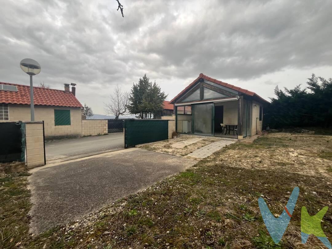 Se vende estupenda finca de recreo en la urbanización de fincas de recreo de Noáin, a tan solo 10 minutos de Pamplona, ideal para disfrutar de la tranquilidad sin renunciar a la cercanía de la ciudad.
La parcela cuenta con una superficie de 370 m², combinando una zona llana perfecta para el ocio y reuniones, junto con otra área en pendiente que aporta encanto y posibilidades de aprovechamiento paisajístico.
Dispone de una acogedora caseta de 20 m² y un agradable porche de 12 m², ambos con una excelente orientación que garantiza sol durante todo el día, creando un espacio ideal para el descanso y la vida al aire libre.
La finca está equipada con baño conectado al sistema de saneamiento urbano, lo que aporta comodidad y funcionalidad. Además, la urbanización ofrece un entorno seguro gracias a su acceso mediante puerta mecanizada.
Gastos de comunidad muy reducidos: tan solo 60 € semestrales.
Una oportunidad perfecta para quienes buscan un espacio privado, bien ubicado y listo para disfrutar.
Datos meramente informativos, sin valor contractual. El PVP indicado no incluye impuestos (régimen general del ITP (Impuesto de Transmisiones Patrimoniales) es el 6% sobre el precio de compra) ni gastos de transmisión (notaría, registro, AJD (Actos Jurídicos Documentados), que suma aproximadamente un 2% sobre el precio de compra). Honorarios de la agencia a cargo del vendedor. NO SE COBRA HONORARIOS AL COMPRADOR.