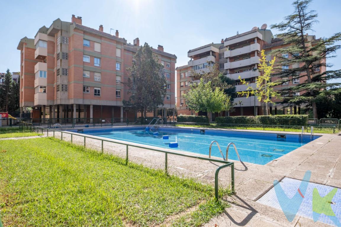 ¿Imaginas despertar cada mañana rodeado de tranquilidad, luz natural y vistas verdes, sin renunciar a estar perfectamente conectado con todo Zaragoza?. Ubicado en Vía Hispanidad, una de las avenidas más valoradas y residenciales de la ciudad, este piso reformado combina el diseño moderno, el confort familiar y un entorno privilegiado. Ubicada en una exclusiva urbanización privada con arbolado, zona infantil y 2 piscinas, esta vivienda está pensada para disfrutar de la vida en hogar desde el primer día:. Espacio de día abierto y luminoso: Gran salón-comedor integrado con una cocina de diseño moderno (concepto abierto), perfecto para compartir momentos en familia. Terraza con vistas despejadas: Un rincón acogedor lleno de luz que se orienta a las zonas verdes de la urbanización, brindándote una sensación constante de calma y privacidad. Zona de descanso: 4 dormitorios espaciosos, destacando la suite principal con baño privado para mayor confort e intimidad, más un segundo baño completo. ¡ Un extra único que marca la diferencia !: Además de plaza de garaje y trastero en escrituras, la propiedad cuenta con un trastero abuhardillado totalmente acondicionado como apartamento (1 dormitorio con 2 velux que llenan el espacio de luz, baño con ducha y split de aire acondicionado frío/calor). Un espacio independiente ideal para visitas, zona de trabajo, gimnasio o estudio. Ubicación y estilo de vida :. Vivir en esta urbanización de Hispanidad te permite disfrutar del equilibrio perfecto entre tranquilidad residencial y accesibilidad. Cuenta con paradas de autobús, colegios, supermercados, centros sanitarios y rápidas salidas de la ciudad a un paso. Ideal para ti si:. -Buscas amplitud para tu familia en un entorno seguro y ajardinado con piscina. - Valoras los conceptos abiertos, la luz natural y el diseño moderno. - Quieres ese espacio extra independiente tan difícil de encontrar en el mercado. Las viviendas con estas prestaciones  no suelen durar mucho. Contacta hoy mismo y agenda tu visita. *** Gastos e impuestos no incluidos. A título orientativo, en segundas transmisiones, el comprador abonará: Impuesto sobre Transmisiones Patrimoniales (ITP), tipo general en Aragón al 8% (*). Base de cálculo: mayor valor entre precio de compraventa o valor de referencia catastral. Gastos de Notaría y Registro: Aranceles variables según precio, número de copias y complejidad; cálculo según tarifas normativas. Si se precisa hipoteca: Tasación, condiciones y costes bancarios según entidad elegida por el comprador; así como gastos de gestoría y cualesquiera otros inherentes a la compraventa. No se incluyen otros gastos o tributos que puedan por Ley corresponder al comprador. Operación sujeta a doble mediación. Existen honorarios a cargo del comprador, salvo pacto en contrario, no incluidos en PVP. El consumidor conforme a la normativa vigente podrá solicitar información y documentación adicional relativa al inmueble, sus características, condiciones de la operación y del servicio de mediación en la oficina y/o a través de nuestro teléfono de contacto o mail. La agencia actúa exclusivamente como intermediaria en la compraventa, cuyas condiciones, en todo caso, estarán sujetas a la aceptación expresa del vendedor del inmueble y posterior formalización del contrato. La información suministrada se corresponde con la disponible a la fecha de publicación, pudiendo variar en función de las circunstancias o actualizaciones legales, contractuales y fiscales. Anuncio de carácter meramente informativo. Para una información exhaustiva sobre el funcionamiento, tipos impositivos y bonificaciones del ITP en Aragón, puede consultar el portal oficial de la Agencia Tributaria Autonómica. Tarifas notariales y registrales reguladas en el Anexo I del Real Decreto 1426/1989 y Anexo I del Real Decreto 1427/1989, respectivamente. Anuncio no vinculante, puede contener errores.