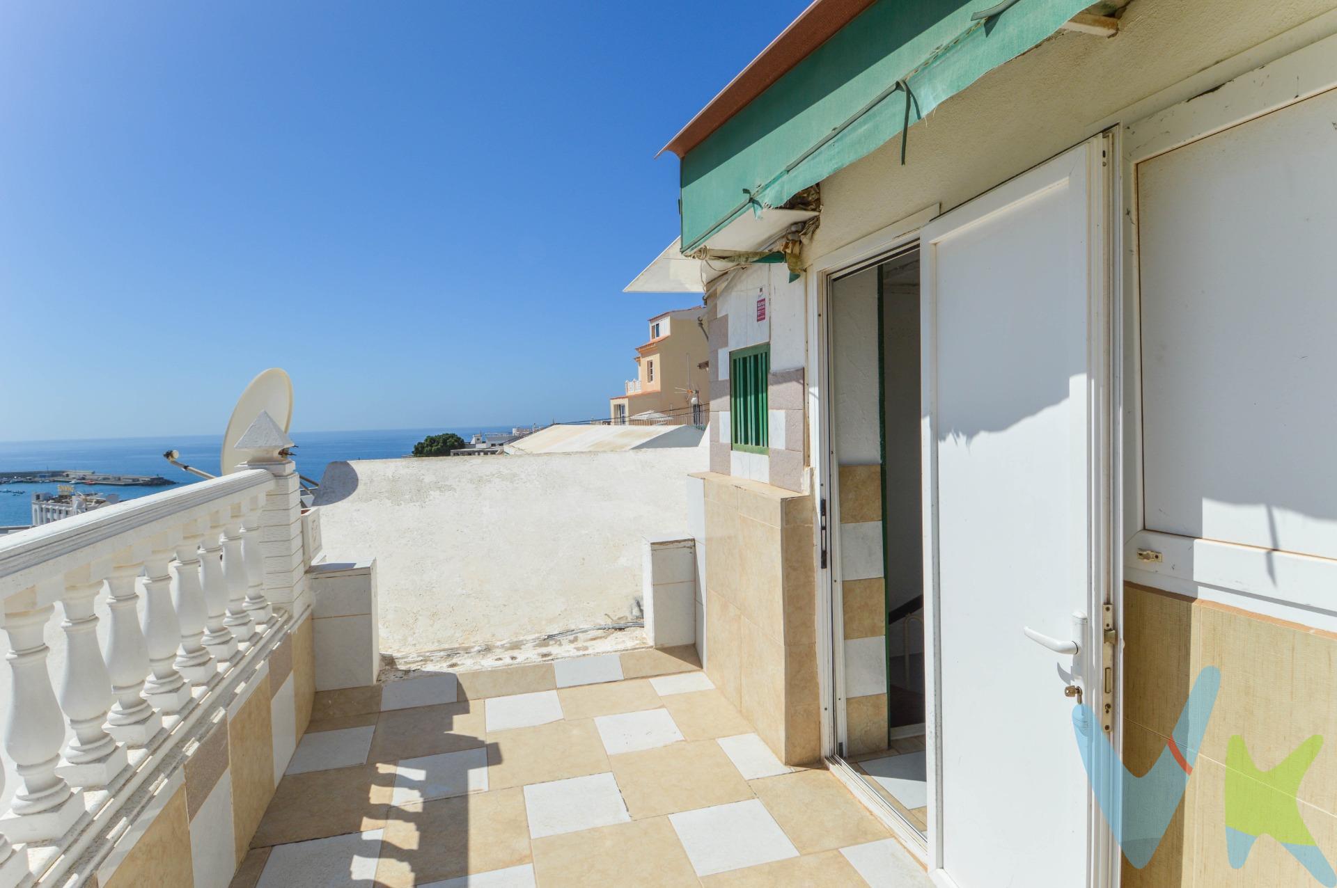 ¿Buscas una inversión inteligente o diseñar la casa de tus sueños cerca del mar? Este dúplex se ubica en una de las zonas residenciales más cotizadas y tranquilas del sur de la isla. La propiedad se presenta como un lienzo en blanco para reforma integral o parcial, ofreciendo una oportunidad única de alta revalorización en un mercado con fuerte demanda internacional. Lo más destacado de la propiedad:. • Áreas exteriores: Terrazas soleadas en planta baja, terraza privada en suite y una espectacular azotea/solárium con vistas panorámicas al mar y al puerto de Arguineguín. Perfecta para zona chill-out o barbacoa. • Distribución versátil: 3 dormitorios (el principal tipo suite con vistas al mar) y 2 baños completos repartidos en dos plantas para máxima comodidad. • Espacios luminosos: Salón-comedor ideal para proyectar un moderno diseño de concepto abierto (Open Concept) con cocina americana. • Servicios prácticos: Cuarto de lavado independiente cerrado en la azotea. El Complejo Residencial:. • Entorno muy tranquilo, familiar y de gran privacidad (pocos vecinos). • Piscina comunitaria soleada y zonas comunes perfectamente cuidadas. • Múltiples accesos independientes y fácil aparcamiento exterior. • Comunidad muy económica: Solo 60 €/mes. . *Visitas a la propiedad*: Todos los interesados en ver la propiedad deberán presentar un documento de identificación válido, como DNI, NIE o pasaporte, antes de la visita. Además, se requerirá que firmen una hoja de visita al ingresar a la propiedad. INFORMACION ADICIONAL:. La propiedad se vende como cuerpo cierto. Es posible que el plano y sus medidas no sean exactos. El Precio de Venta al Público (PVP) no incluye gastos. Los impuestos y demás gastos derivados de la compraventa corresponden al comprador. El inmueble está sujeto al ITP (6,5% con carácter general). La base imponible será el mayor valor entre: 1) precio de venta, 2) tasación, 3) valor de referencia catastral. Gastos: Notaría y Registro entre el 0,3% y el 0,8% aproximadamente, según aranceles, y gestión documental. Financiación: Los gastos de hipoteca, bancarios y de tasación serán a cargo del comprador, según sus necesidades y elección. Los honorarios de la inmobiliaria serán asumidos por el vendedor. La operación y condiciones de compraventa están sujetas a la aceptación expresa del vendedor. Para más información y documentación legalmente exigible al consumidor, no dude en contactarnos. Anuncio sujeto a errores, cambios, omisiones y/o retirada del mercado sin previo aviso. 