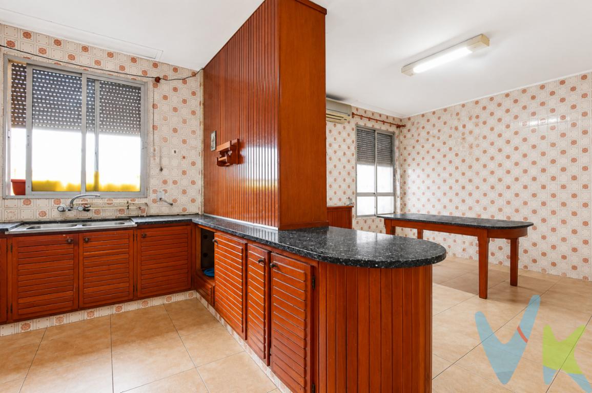 Te presentamos un edificio con un enorme potencial, ideal tanto como vivienda familiar de grandes dimensiones como para inversores que busquen desarrollar un proyecto residencial. La propiedad se distribuye en una planta baja de aproximadamente 280 m², una primera planta de casi 250 m² y una espectacular terraza con impresionantes vistas panorámicas a la playa y a la huerta valenciana, un espacio único para disfrutar del entorno y del excelente clima mediterráneo, incluso hay una sala cerrada de unos 50m2. La vivienda dispone de 7 amplias habitaciones y 3 baños, ofreciendo una distribución versátil que se adapta tanto a una gran familia como a diferentes proyectos inmobiliarios, muy bien distribuida la zona de día y la de habitaciones. Destaca su luminoso salón-comedor de más de 35 m², con salida a un balcón desde el que se disfrutan de vistas completamente despejadas, gracias a la ausencia de edificaciones frente a la propiedad. La cocina, amplia y funcional, cuenta con espacio para una zona de comedor, convirtiéndose en el lugar perfecto para el día a día y las reuniones familiares. Se trata de un inmueble con múltiples posibilidades: desde rehabilitarlo como una espectacular vivienda unifamiliar hasta desarrollar una promoción de varias viviendas, aprovechando sus generosas dimensiones y su excelente ubicación. La entrada es de mármol y se accede a la vivienda mediante escalera familiar. La propiedad está situada en Cuiper, pedanía de Foios, muy cerca del mar, de Valencia a 15 minutos y parada de tren próxima Cuiper-Roca. Quieres más información? llámanos y hacemos realidad tu proyecto de vida. ¿Quieres enterarte en primicia de nuestros inmuebles en alquiler y venta? En VIVEKU.ES los publicamos con unos días de antelación.Contamos con 30 años de experiencia acreditada y nuestro objetivo es garantizarle un servicio de compra humano, ético, de calidad, fácil y seguro. Nuestro equipo lo integran agentes con la titulación AIR (Agente Inmobiliario Registrado) y Agentes Certificadores de la categoría Premium en certificación de inmuebles y debidamente registrados en el Registro de Agentes de Intermediación de la CV (RAICV 0743). Consulte en nuestras reseñas de Google lo que opinan los clientes que ya han trabajado con nosotros.El precio del inmueble no incluye los honorarios de la agencia que ascienden al 3% del precio final del inmueble más el 21% de IVA, ni los gastos de notaría y registro de la propiedad (que están sujetos a aranceles y varían dependiendo del precio de escrituración), ni los impuestos (que en la Comunidad Valenciana varían dependiendo del precio del inmueble y de las características personales del comprador). 