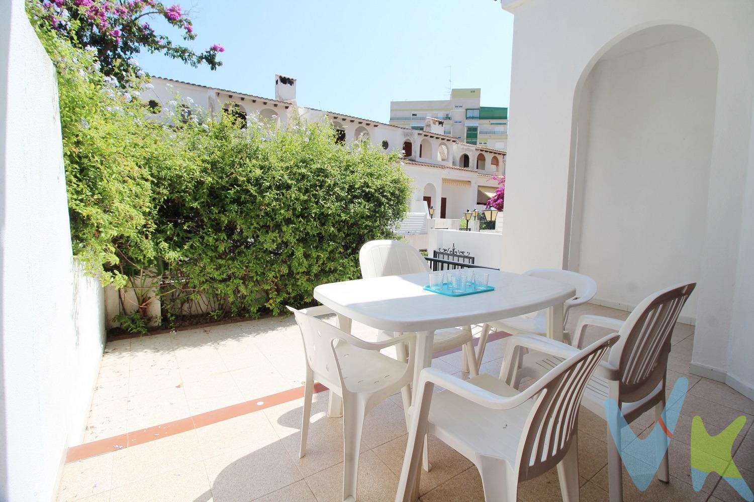 Ref. 1821_¡Descubre tu próxima casa junto al mar! Casa adosada en la exclusiva Urbanización Portomar, en primerísima línea de playa, concretamente en la Playa de la Concha, una de las mejores playas de Oropesa del Mar y junto al acceso a la famosa Vía Verde. Con variedad de comercios (restaurantes, cafeterías, prensa, panadería,…) para ofrecerte la máxima comodiad durante tus días en Oropesa del Mar. . La vivienda tiene 135 m2 construídos, distribuidos en 2 plantas y un amplio sótano con garaje y otro cuarto que podrás convertir en lo que quieras. . En la 1ª planta te encontrarás con un salón-comedor a doble altura, con chimenea de la que podrás disfrutar durante las tardes de invierno. Tiene salida directa a la terraza de 9,60 m2 donde podrás recibir a tus invitados. Cocina independiente con pasaplatos y salida a una terraza de 5,66 m2 con lavadero. Además, cuenta con un aseo de cortesía. . En la planta nº 2 tendrás un curato de baño completo, con ducha y 3 dormitorios dobles, 2 con 2 camas de 110 cm y el dormitorio principal con cama de 135 cm y salida a otra terraza de 4,74 m2 con vistas muy agradables. . La urbanización cuenta con acceso directo a la playa y ofrece una amplia variedad de zonas comunes, inluyendo la piscina, área infantil y jardines. Además, tiene conserje durante todo el año. . ¡Una opción perfecta, para convertirse en tu nuevo hogar!. VIVIENDA CERTIFICADA: LE GARANTIZAMOS LA COMPRA DE SU INMUEBLE CON TODAS LAS GARANTÍAS JURÍDICAS. El precio de venta NO INCLUYE los Honorarios Profesionales de Angencia Inmobiliaria, Impuestos (I.V.A. o I.T.P.), gastos de Notaría, gastos de Registro de la Propiedad, gastos de tramitación de Escrituras ni gastos de financiación (si se precisa). 