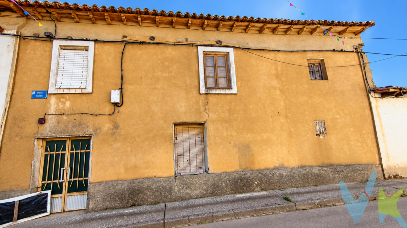 Si buscas una vivienda con metros, carácter y posibilidades para crear un proyecto completamente a tu gusto, esta casa puede ser una buena oportunidad.Se trata de una vivienda tradicional de pueblo para rehabilitar, distribuida en diferentes estancias y con espacios auxiliares que ofrecen múltiples posibilidades de aprovechamiento.En su interior conserva elementos propios de las casas de antes: suelos y carpinterías de madera, mobiliario antiguo, vigas vistas y estancias de buenas dimensiones. Dispone de varias habitaciones, cocina independiente, zona de estar y diferentes dependencias que pueden redistribuirse y adaptarse durante la reforma.Uno de sus puntos más interesantes es la cantidad de espacios adicionales y zonas de almacenamiento, incluyendo una amplia zona bajo cubierta con estructura de madera vista, además de otras dependencias actualmente destinadas a almacén.La propiedad cuenta también con zona exterior/patio, actualmente sin acondicionar, que amplía considerablemente las posibilidades de la vivienda.? Una casa especialmente indicada para quien busque una rehabilitación integral, ya sea para convertirla en vivienda habitual, segunda residencia o desarrollar un proyecto rural.La vivienda necesita reforma y actualización, circunstancia que se refleja en las fotografías y que permite partir de una construcción con personalidad para diseñar los espacios según las necesidades del nuevo propietario.? Entorno tranquilo de pueblo, con el encanto y la tranquilidad de la vida rural.¿Quieres conocerla y valorar todas sus posibilidades? Contacta con nosotros para más información o para concertar una visita.Gastos e impuestos no incluidos en el precio. A título orientativo, en segundas transmisiones, el comprador abonará el Impuesto sobre Transmisiones Patrimoniales (ITP). Para consultar los porcentajes del ITP puede hacerlo a través de la web oficial de servicios tributarios. La base imponible será el mayor valor entre precio de compraventa, tasación o valor de referencia catastral. Gastos de notaría y registro aranceles variables según precio, número de copias y complejidad.El comprador escoge libremente notario. El vendedor asume, por ley, los gastos que le correspondan, salvo pacto en contrario. Si se precisa hipoteca: Tasación, condiciones y costes bancarios según entidad elegida por el comprador; así como los gastos de gestoría y cualesquiera otros inherentes a la formalización de la compraventa. De acuerdo con la ley, no se incluyen en el precio otros gastos o tributos que legalmente correspondan al comprador. Honorarios de intermediación inmobiliaria a cargo del vendedor y honorarios de mediación inmobiliaria a cargo del comprador no incluidos.El consumidor tiene derecho, conforme a la normativa vigente, a disponer de información y documentación adicional relativa al inmueble y condiciones de la compraventa. La agencia actúa exclusivamente como intermediaria en la operación. Cualquier compraventa y sus condiciones quedan sujetas en todo caso a la aceptación expresa del vendedor del inmueble y a la posterior formalización del correspondiente contrato. El presente anuncio tiene carácter meramente informativo; la información suministrada se corresponde con la disponible a la fecha de publicación, pudiendo variar en función de las circunstancias o actualizaciones legales, contractuales y fiscales.