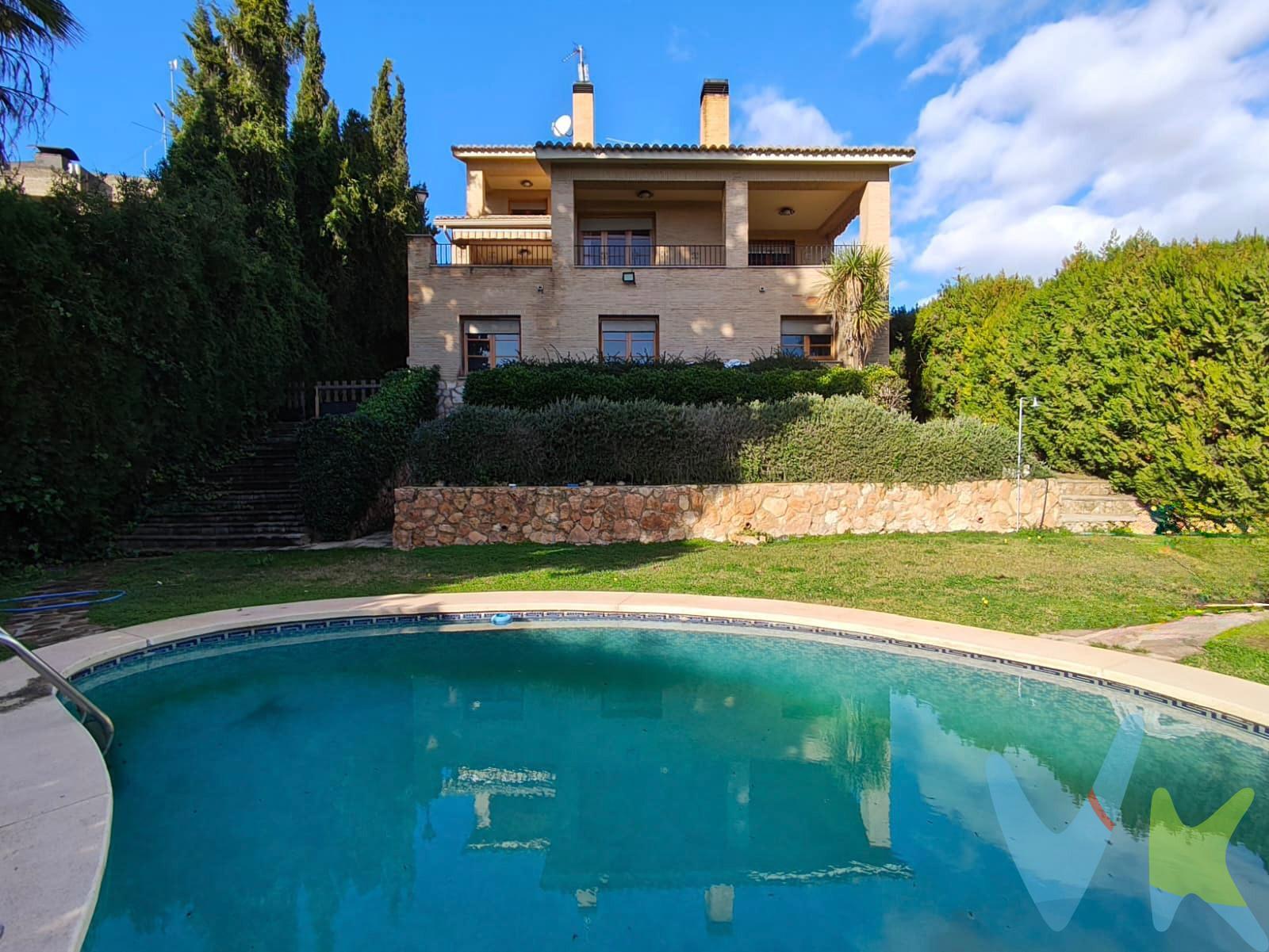 Descubre esta magnífica vivienda situada en El Vedat de Torrent, una de las zonas residenciales más exclusivas y demandadas de l’Horta Sud. El Vedat destaca por su entorno natural, rodeado de pinos, chalets independientes y amplias parcelas, ofreciendo tranquilidad, privacidad y una excelente calidad de vida, a tan solo unos minutos del centro de Valencia y con todos los servicios cercanos: colegios, transporte, comercios y zonas deportivas. La vivienda se asienta sobre una parcela de 985 m² y está lista para entrar a vivir, combinando amplitud, luz natural y una distribución muy funcional. En su interior encontrarás seis dormitorios, todos ellos amplios y luminosos, además de cuatro baños completos y un aseo, pensados para garantizar el máximo confort. La distribución por plantas es la siguiente:. En la planta principal, con acceso directo desde la calle, encontramos un amplio salón-comedor con salida a la terraza, una cocina independiente con galería y acceso al exterior, un dormitorio principal con baño en suite y otra habitación muy espaciosa, ideal como despacho o dormitorio adicional. En la planta superior se sitúa la zona de descanso, compuesta por cuatro dormitorios, un baño completo de grandes dimensiones y un aseo, ofreciendo privacidad y comodidad para toda la familia. Desde la planta principal se accede al sótano, un espacio muy versátil con capacidad para cuatro vehículos, una habitación doble muy amplia, dos habitaciones adicionales, un baño completo y una cocina, ideal como zona de invitados, ocio o vivienda independiente. El exterior es uno de los grandes atractivos de la propiedad: zonas ajardinadas, piscina privada, privacidad absoluta y espacios perfectos para disfrutar del aire libre, reuniones familiares o momentos de relax. Una vivienda única en El Vedat de Torrent, donde la tranquilidad de la naturaleza se une a la cercanía de Valencia, ideal para quienes buscan espacio, privacidad y calidad de vida. No dejes pasar esta oportunidad y ven a visitarla. Por mandato expreso del propietario, comercializamos este inmueble en MULTIEXCLUSIVA, lo que le garantiza un servicio de calidad, un trato fácil, sencillo y sin interferencias de terceros. Por este motivo, se ruega no molestar a los propietarios, a los ocupantes de la propiedad y a los vecinos. Muchas gracias por su comprensión. Si Usted es agencia inmobiliaria y tiene un cliente para este inmueble, llámenos, estaremos encantados de colaborar en esta y otras operaciones. La oferta está sujeta a cambios de precio o retirada del mercado sin previo aviso. Este anuncio en su conjunto, incluyendo textos, fotos, imágenes o cualquier otro contenido de este, no es vinculante y puede contener errores. Se muestra a título informativo y no contractual. El precio NO INCLUYE los gastos de corretaje inmobiliario, impuestos (IVA, ITP, AJD), plusvalía, notaría y registro. 