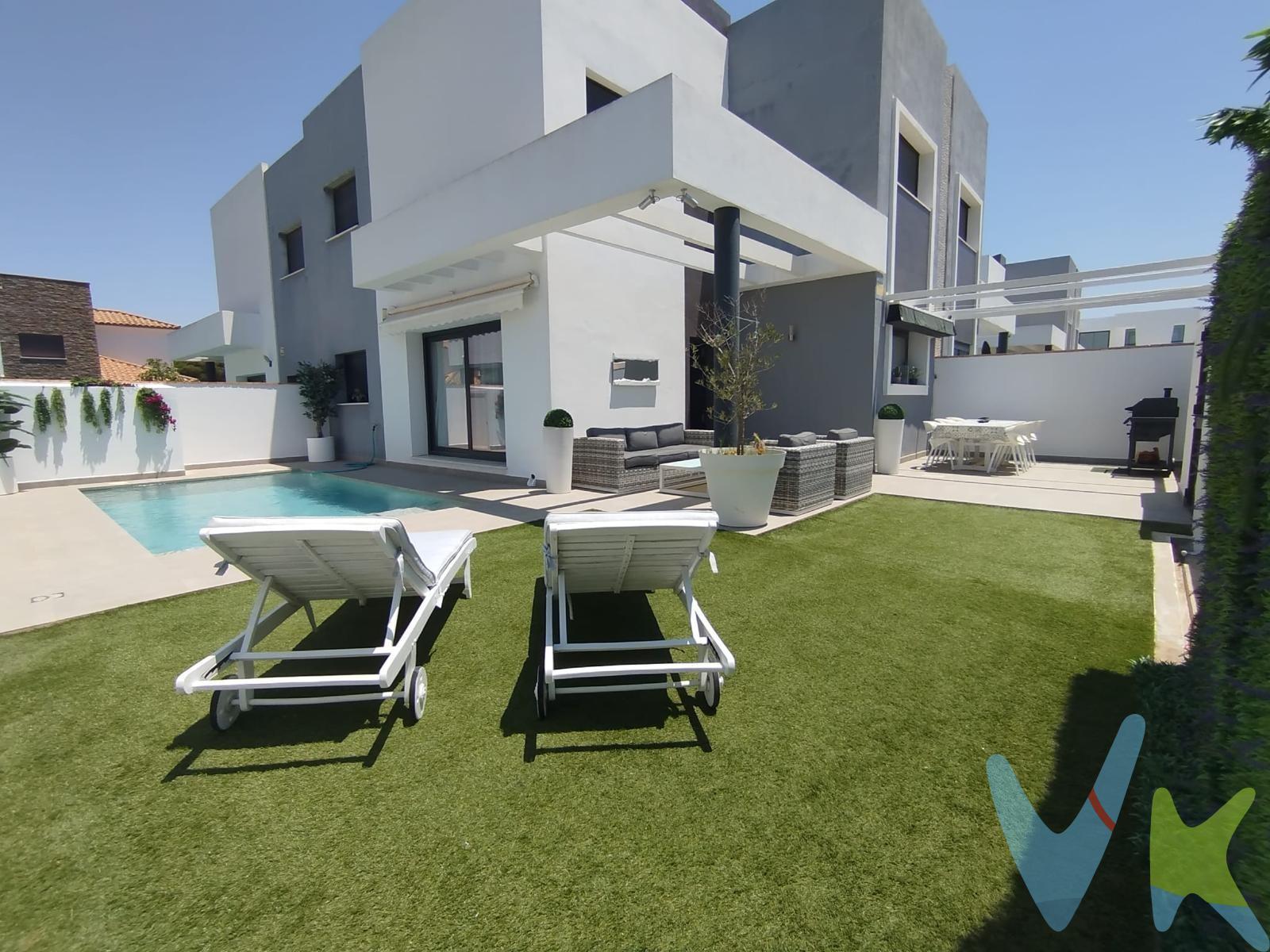 PAREADO EN MOLINO VIEJO CON PISCINA (PLAYA A 2 KM EXACTOS) .  . Vivienda de 127 m2 de reciente construcción . Cuatro dormitorios (uno de ellos en planta baja) y tres baños completos (uno de ellos en suite y otro en planta baja). . Salón abierto a cocina y comedor, con acceso a zona de piscina, además de dormitorio y baño en planta baja. En planta primera tres amplios dormitorios y dos baños completos (uno de ellos en suite). Climatización frío / calor en toda la vivienda. piscina propia, porches con toldo ... Muy luminosa y en impecable estado . Junto a parques infantiles, pistas deportivas, centro de salud ... y todo tipo de servicios (supermercados, farmarcias, restaurantes ...) . Visítenla sin compromiso... será un placer atenderles. Por mandato expreso del propietario, comercializamos este inmueble en exclusiva, lo que le garantiza el acceso a toda la información, a un servicio de calidad, un trato fácil, sencillo y sin interferencias de terceros. Por este motivo, se ruega no molestar al propietario, a los ocupantes de la propiedad o a los vecinos. Muchas gracias por su comprensión. Si usted es agente inmobiliario y tiene un cliente para este inmueble, llámenos.  . En cumplimiento de las obligaciones de información previstas en la Ley 10/2025, de 28 de diciembre, de servicios de atención a la clientela y transparencia, así como en la normativa sectorial vigente, se hace constar que el precio indicado no incluye los gastos e impuestos inherentes a la adquisición, los cuales se desglosan a continuación:. • Impuesto sobre Transmisiones Patrimoniales (ITP): Se aplicará el tipo impositivo vigente en Andalucía (generalmente el 7%, sin perjuicio de tipos reducidos del 3,5% o 6%, aplicables según las circunstancias personales del comprador o las características del inmueble). El impuesto se devenga sobre el Valor de Referencia de Catastro o el precio de venta, aquel que resulte superior. • Gastos de Notaría: Los honorarios notariales se calcularán conforme al arancel oficial regulado en el Anexo I, del Real Decreto 1426/1989, de 17 de noviembre. (Según ley, la parte vendedora abonará el coste de la Escritura matriz y la parte compradora, las copias). Más información: https://www.boe.es/buscar/act.php?id=BOE-A-1989-28111. • Gastos de Registro: La inscripción en el Registro de la Propiedad se facturará según el arancel oficial establecido en el ANEXO I, del Real Decreto 1427/1989, de 17 de noviembre, por el que se aprueba el arancel Notarial. Más información: https://www.boe.es/eli/es/rd/1989/11/17/1427. • Financiación externa: Si fuese necesaria financiación, habrá que sumar los gastos de la Entidad financiera (Gestoría, tasación, seguros,…). Para una información exhaustiva sobre el funcionamiento, tipos impositivos y bonificaciones del ITP en Andalucía, puede consultar el portal oficial de la Agencia Tributaria de la Junta de Andalucía en el siguiente enlace:. https://www.juntadeandalucia.es/organismos/economiahaciendayfondoseuropeos/areas/tributos-juego/tributos/paginas/impuestos-cedidos-transmisiones.html;. La agencia dispone de documentación e información adicional relativa al inmueble, que podrá ser solicitada por el consumidor. A su vez, disponemos del Documento Informativo Abreviado de la propiedad (Según Decreto 218/2005, del 11 de Octubre) y de Seguro de Caución, para la protección del dinero entregado como señal para la Reserva de una vivienda. La agencia efectúa una labor de intermediación, por lo que las condiciones finales de la compraventa quedas sujetas a la aceptación expresa de la parte vendedora y a la ulterior formalización del contrato.  