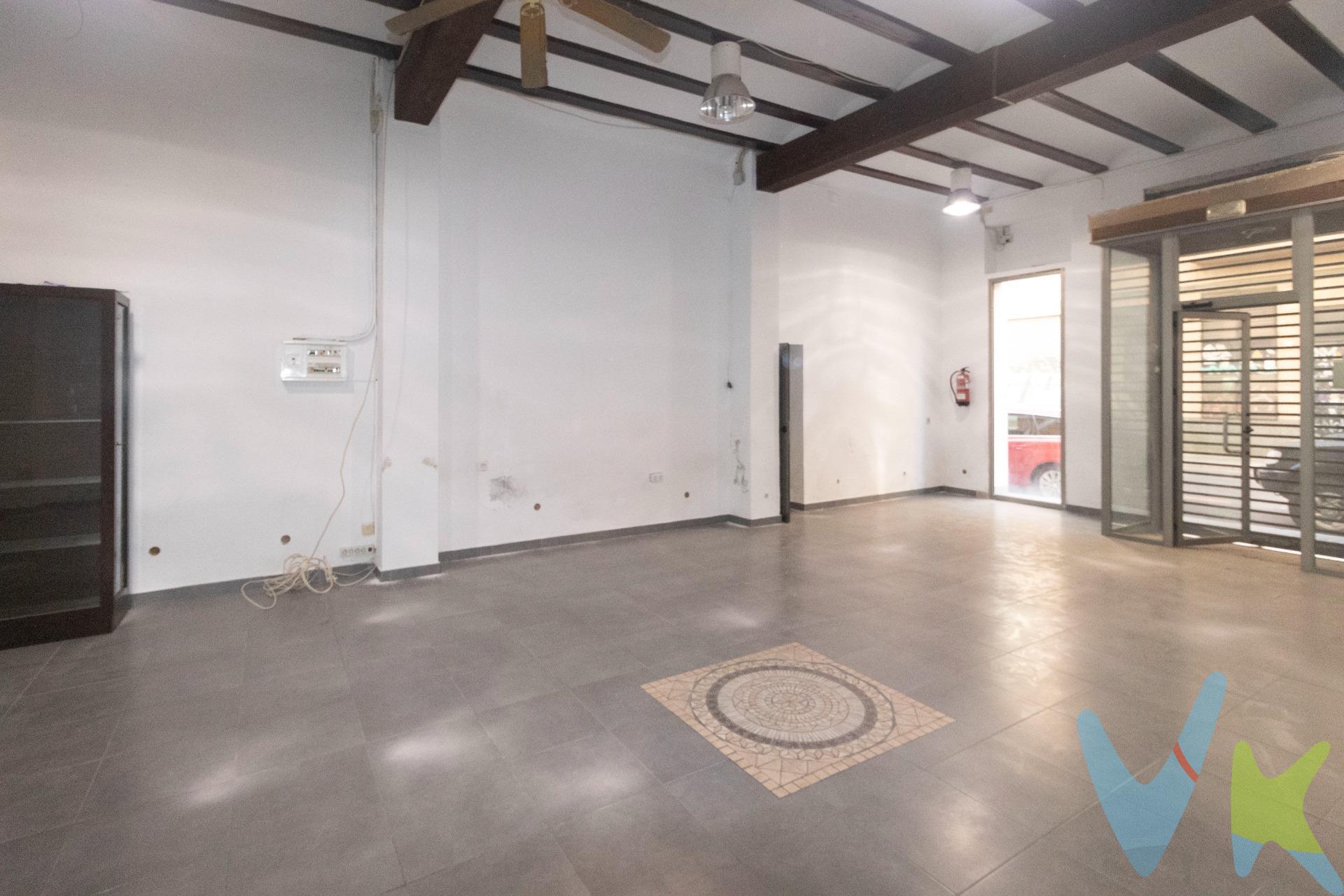 Hay espacios que simplemente se ocupan…. y otros que invitan a crear algo diferente. Este local en calle Azcárraga pertenece a los segundos. Con aproximadamente 150 m², ofrece una combinación muy difícil de encontrar: amplitud, versatilidad y la posibilidad de desarrollar un proyecto con identidad propia. Su distribución marca la diferencia:. 👉 una zona delantera con visibilidad, perfecta como tienda, recepción o escaparate. 👉 y una gran zona interior, pensada para trabajar, enseñar o crear sin limitaciones. Un espacio que encaja especialmente bien con proyectos como:. ✨ Taller de cerámica o artesanía con exposición. ✨ Escuela de baile, yoga o disciplinas artísticas. ✨ Academia o centro de formación. ✨ Estudio creativo o espacio multidisciplinar. Ubicado a pocos metros de Avenida Fernando el Católico y Juan Llorens, en una zona consolidada, con vida y excelente conexión, reúne lo que muchos buscan y pocos encuentran. Un local para quien quiere ir un paso más allá. Un espacio donde convertir una idea en algo real.