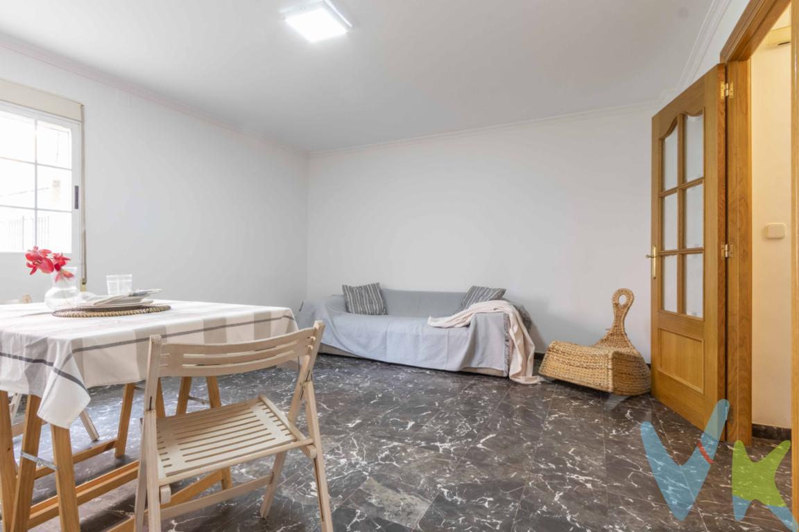 ¡Atención compradores! Presentamos un maravilloso piso en venta ubicado en la codiciada zona de Avenida del Cid, Valencia. Este inmueble ofrece una oportunidad única para adquirir una vivienda en una de las áreas más accesibles y agradables de la ciudad. No pierda la oportunidad de visitar esta propiedad que promete ser el hogar que tanto ha buscado.Esta residencia consta de 3 amplias y luminosas habitaciones, perfectamente diseñadas para brindar comodidad a toda la familia. Los espaciosos dormitorios ofrecen un ambiente de tranquilidad y descanso, ideales para personalizar al gusto . Incluye armarios empotrados que proporcionan un almacenamiento práctico y eficiente.El edificio cuenta con moderno ascensor, lo que garantiza un acceso cómodo y fácil a todas las plantas, especialmente al piso en venta. Este valioso servicio hace que la vida cotidiana sea más sencilla, especialmente para personas mayores o familias con niños pequeños. La ubicación del inmueble es uno de sus mayores atractivos. El piso se encuentra estratégicamente situado cerca de varias líneas de metro y autobuses, lo que facilita enormemente la conexión con el centro de Valencia y otras áreas de interés. Tanto el transporte público como privado garantizan que llegar a cualquier destino sea rápido y eficiente, lo que convierte a este hogar en una opción ideal para quienes valoran la movilidad urbana.El entorno que rodea a la vivienda es igualmente destacable. L\'Olivereta - Tres Forques es conocido por su ambiente acogedor y familiar, con todos los servicios necesarios al alcance de la mano. Tiendas, supermercados, colegios y centros de salud complementan el entorno, ofreciendo todo lo que pueda necesitar sin tener que alejarse demasiado. La cercanía de zonas verdes y parques proporciona un espacio ideal para disfrutar de actividades al aire libre y momentos de esparcimiento.No se trata solo de un lugar donde vivir, sino de un espacio donde construir recuerdos y experimentar una calidad de vida inigualable. Cada rincón de este hogar refleja un cuidado detalle y una construcción sólida que asegura una inversión duradera. La orientación del piso permite una excelente entrada de luz natural, creando un ambiente cálido y acogedor durante todo el año. No deje pasar esta oportunidad de adquirir una vivienda que conjuga ubicación, comodidad y calidad de vida. Les invitamos a concertar una visita y descubrir personalmente todo lo que este piso puede ofrecer. Contacte con nosotros para más información y venga a visitarlo. ¡Esperamos recibirlos muy pronto! 