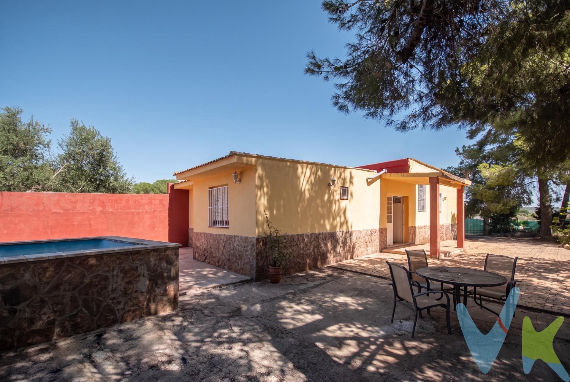 Estamos en la urbanización Les Valletes, en Montserrat, en un entorno tranquilo, rodeado de naturaleza y con esa sensación de “me he escapado de todo” que muchos buscamos… pero sin tener que renunciar a las comodidades del día a día. Te presentamos este pareado de 58 m2, construido sobre suelo rústico, pero con algo que no siempre se encuentra en este tipo de viviendas: luz eléctrica y agua potable. Sí, sí… POTABLE. 💧 De la que sale por el grifo y puedes beber. No hace falta recoger agua de lluvia, ir a buscarla a un manantial ni aprender a convivir con las cabras. 😂. Y ahora viene otro dato que nos encanta: 🛒 Mercadona está a tan solo 4 minutos en coche. ¡Sí, 4 minutos! Y si te apetece ponerte en modo saludable, andando son unos 20 minutos: te das un paseo, haces la compra y vuelves con la satisfacción de haber hecho ejercicio. 😏. Y para llegar desde València, estamos a unos 35 minutos desde la salida de Tres Forques. Así que puedes vivir rodeado de verde sin sentir que te has ido a vivir al fin del mundo. Además, el acceso hasta la vivienda es cómodo y sencillo: la carretera está completamente asfaltada, salvo los últimos 80 metros aproximadamente, que corresponden a un pequeño tramo sin asfaltar. Así que nada de caminos imposibles ni de poner a prueba la suspensión del coche cada vez que vuelves a casa. 😂. Entramos en la vivienda y nos encontramos un comedor con chimenea, perfecto para esas tardes de invierno de sofá, manta y cero prisas. A continuación, una amplia cocina con vistas al exterior y un baño. Subimos tres escaleritas y llegamos a la zona de noche, donde encontramos 2 habitaciones dobles, 2 habitaciones simples y un trastero que, con un poco de imaginación, podrías convertir perfectamente en un vestidor. Y aquí viene un detalle bastante práctico: desde el exterior también tienes una puerta con acceso directo a esta zona. ¿Que llegas, quieres entrar directamente a dormir y no te apetece pasar por toda la casa? Pues puerta, habitación y a descansar. 😴. ¿Y qué decir del exterior? Aquí empieza lo bueno. 🌳. Tienes una balsa magnífica donde pegarte un buen chapuzón cuando apriete el calor, un trastero exterior para guardar todo lo necesario para cuidar el jardín y, por supuesto, un paellero cerrado, para que las paellas, barbacoas y sobremesas no dependan de si hace frío, calor o el tiempo ha decidido fastidiar el plan. Además, varios pinos enormes que le dan personalidad al entorno y, sobre todo, una sombra de las que se agradecen cuando el sol aprieta. Así que tenemos naturaleza, tranquilidad, espacio exterior, balsa, pinos, paellero, chimenea, cuatro habitaciones, electricidad, agua potable y un Mercadona a 4 minutos. ¿Que quieres desconectar? Puedes. ¿Que quieres hacer una paella? También. ¿Que quieres darte un chapuzón? Por supuesto. ¿Que te has quedado sin aceite? Mercadona. Cuatro minutos. 😂. En definitiva, una vivienda para quienes quieren disfrutar de la tranquilidad de vivir rodeados de naturaleza, tener espacio para disfrutar del exterior y desconectar del ritmo de la ciudad, pero sin renunciar a las comodidades básicas. 🌿🔥 Porque vivir en el campo está muy bien. Pero vivir en el campo con luz, agua potable, paellero, balsa, sombra de pinos y un Mercadona a 4 minutos… eso ya es jugar con ventaja. ¿A qué esperas para venir a verla? 🌿🏡 Ven, descubre tu próximo rincón de desconexión y comprueba en persona que sí, se puede vivir rodeado de naturaleza… ¡y tener el Mercadona a 4 minutos! 😂. Mobiliario, vehículos y otros elementos decorativos y personales de la propiedad no incluidos. Impuestos, gastos de compraventa, intermediación y financiación no incluidos.
