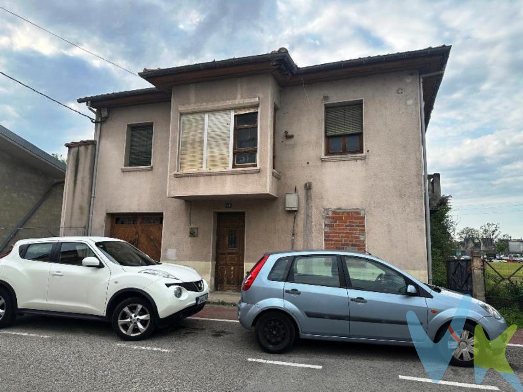 Se vende casa individual en Miravalles-Torrelavega. Ubicada en una zona tranquila y bien comunicada. La vivienda requiere reforma integral, lo que la convierte en una excelente oportunidad para diseñar tu hogar desde cero o como inversión.La estructura es de hormigón, sólida y con muchas posibilidades. El tejado fue renovado hace 10 años, lo que supone una base importante.Dispone de una edificabilidad de 351 m² junto con una cuadra anexa que se podría derribar para habilitar un patio o jardín privado perfecto para disfrutar del exterior.Un proyecto con muchas opciones en una ubicación estratégica muy cerca del centro de Torrelavega pero con la tranquilidad de una zona residencial.Pídenos más información y ven a verla!!