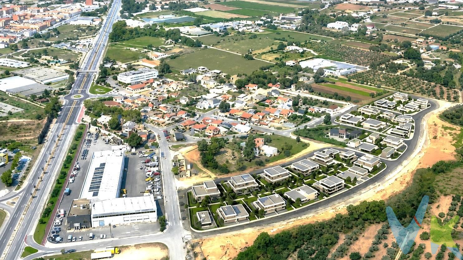 PARCELAS DISPONIBLES EN URBANIZACIÓN MAS CARPA. Les presentamos una oportunidad única para construir la casa que siempre han imaginado en Mas Carpa, una urbanización residencial de gran demanda y ambiente tranquilo. Disponemos de parcelas privadas y bien distribuidas, ideales para viviendas unifamiliares con jardín, piscina y todo el espacio que su proyecto necesite. - Características principales. Parcelas disponibles desde 535 m² hasta 645 m² — superficies regulares que facilitan la implantación de viviendas de diseño contemporáneo o clásico. Entorno residencial consolidado: tranquilidad, privacidad y vecindario selecto. Orientación y parcelas pensadas para aprovechar luz natural y crear espacios exteriores agradables. - ¿Por qué elegir una parcela en Mas Carpa?. Mas Carpa combina la serenidad de una zona residencial con la seguridad de invertir en una parcela en una urbanización apreciada por su calidad de vida. Son solares pensados para familias que buscan espacio exterior, intimidad y la posibilidad de personalizar cada rincón de su hogar: desde amplias terrazas y porches hasta piscinas y jardines mediterráneos. - Posibilidades y ventajas prácticas. Diseñe su vivienda a medida: una parcela apta para viviendas de una o dos plantas, con garaje, estudio o zona de ocio. Rentabilidad a largo plazo: terrenos en zonas residenciales consolidadas suelen mantener y revalorizar su valor. Flexibilidad: ideal tanto si busca vivienda permanente como segunda residencia. No dejen escapar esta oportunidad, no duden en contactarnos, les facilitaremos encantados toda la información necesaria.