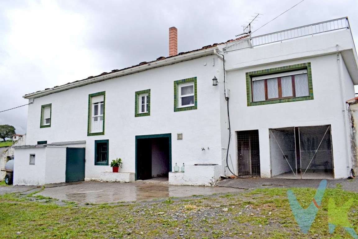 En Ambrosero, localidad cántabra del término municipal de Bárcena de Cicero, con excelentes comunicaciones con la Autovía del cantábrico, a tan sólo 2 kilómetros, se sitúa este amplio caserío de 420 m2 construido en una finca de agropecuaria de 58.000 m2. La propiedad se encuentra en un entorno fabuloso, muy luminosa gracias a que está orientada el Sur-este y dispone de unas bonitas vistas despejadas al valle. La casona está completamente amueblada se distribuye en tres plantas: en PLANTA BAJA se sitúan el establo, el gallinero, una zona habilitada como garaje y el hall de entrada a la vivienda. En PRIMERA PLANTA, se encuentran las estancias principales de la vivienda, 5 dormitorios, salón-comedor, amplia cocina independiente, cuarto de baño y despensa. En BAJOCUBIERTA tenemos un desván completamente diáfano y una terraza - solarium de 30 m2 con preciosas vistas. En la finca existen también dos construcciones más que pueden ser empleadas para diversos usos. ¡¡Llámanos!!¡¡Te la enseñamos!! Impuestos, gastos notariales y registrales NO INCLUIDOS