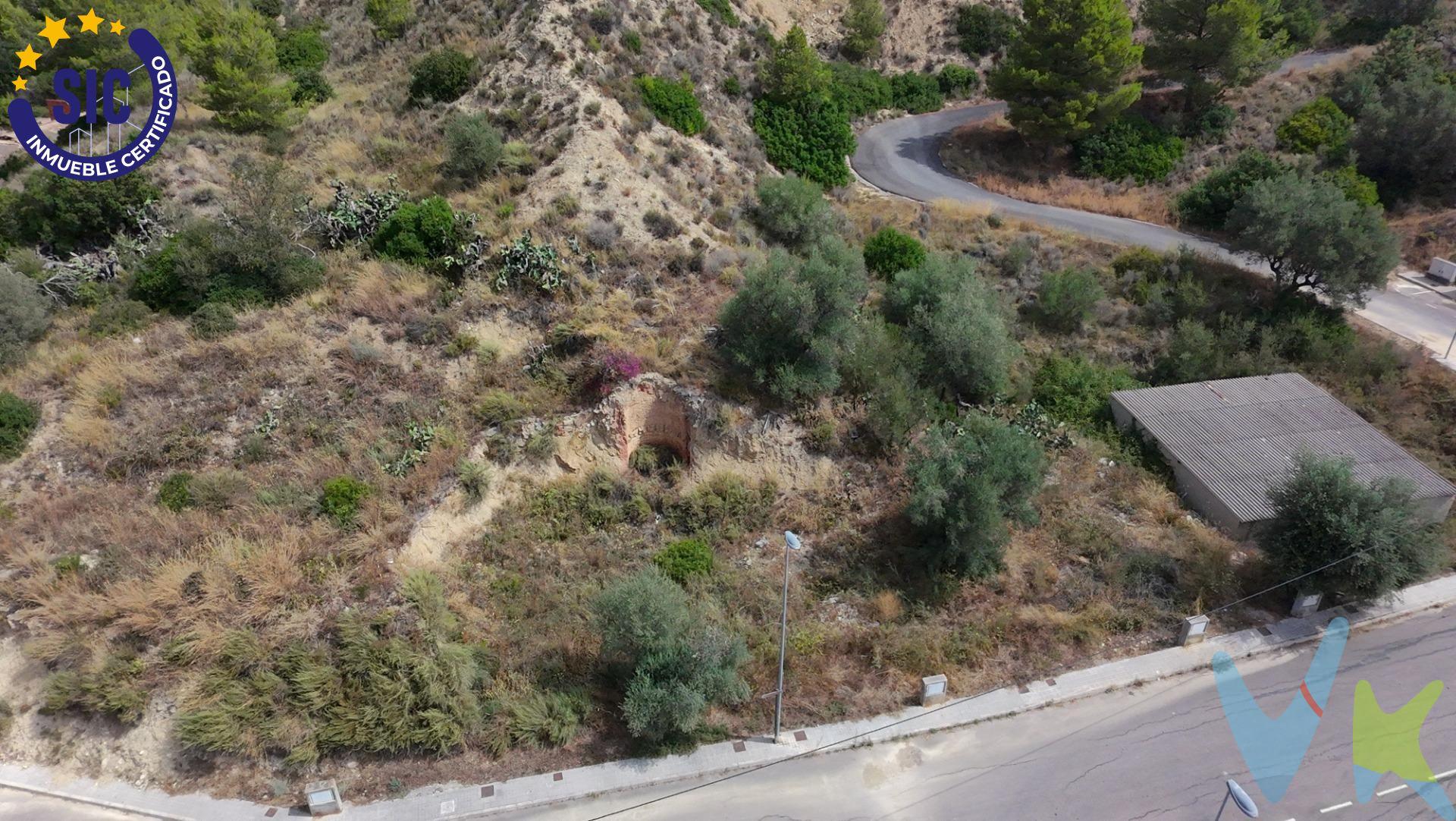 ¿Buscas el lugar perfecto para construir la casa de tus sueños o desarrollar tu próximo proyecto?. Te presentamos esta fantástica parcela urbana de 405 metros cuadrados ubicada en la encantadora localidad de Ribesalbes, en un entorno tranquilo, natural y con excelentes vistas. La gran ventaja de este terreno es su viabilidad inmediata y su comodidad: cuenta con la urbanización completamente terminada a pie de parcela. Características y servicios a pie de parcela:. Aceras perfectamente pavimentadas y alumbrado público en funcionamiento. Posibilidad de conexión a la red de alcantarillado general, agua potable y luz. VENTA:. PVP 75.000€. Gastos e impuestos no incluidos en el precio. La compra conlleva impuestos y gastos de formalización para el comprador. A título orientativo se informa que en segundas transmisiones el ITP con carácter general en Valencia es del 9%, pudiendo existir otros tipos impositivos atendiendo a las circunstancias personales del comprador u otras circunstancias previstas legalmente. Base imponible del impuesto el mayor valor entre el precio de compraventa, la tasación o el valor de referencia catastral. En cuanto a los gastos de notaría y registro, en su caso, suelen oscilar aprox. entre 1,5% y 2,5% (aranceles variables según precio, n.º de copias y complejidad). El comprador elige notario. Si el comprador precisase de hipoteca: tasación, condiciones y costes bancarios serán según entidad elegida por el comprador, así como los gastos de gestoría, y cualesquiera otros gastos inherentes a la formalización de la compraventa que legalmente correspondan a la parte compradora, salvo pacto expreso en contrario con el vendedor. El consumidor tiene, conforme a la normativa vigente, a su disposición información y documentación adicional relativa al inmueble y condiciones de la compraventa, que podrá ser consultada en C/Joaquín Costa 4, bajo 46005 Valencia o urbe2@remax.es. Honorarios de mediación inmobiliaria a cargo del COMPRADOR: (3.000€ del precio final de venta más IVA (21%), salvo otro pacto.); y de VENDEDOR (según acuerdo con el mismo). Se informa al consumidor que la agencia actúa como intermediaria inmobiliaria en la operación, estando cualquier eventual compraventa y sus condiciones sujeta a la aceptación expresa del propietario-vendedor y a la posterior formalización del correspondiente contrato.