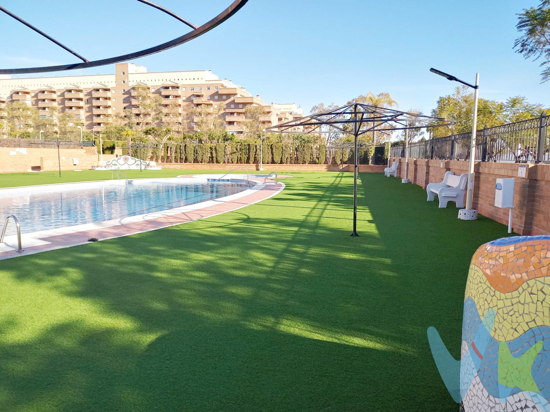 Ref. 1878_Descubre este apartamento situado en la 2ª planta del edificio Torremar, ubicado en la zona de Marina d'Or, a tan solo 350 metros de la playa. Una vivienda perfecta tanto para disfrutar de tus vacaciones como para vivienda habitual. . Cuenta con 2 dormitorios dobles, 1cuarto de baño, cocina independiente con pasaplatos y espacio de salón-comedor con acceso directo a una terraza acristalada, un espacio ideal para disfrutar en cualquier estación del año. Además, el precio incluye plaza de garaje y trastero de 4,10 m², aportando un extra de comodidad y espacio de almacenamiento. La urbanización dispone de piscina comunitaria, zona infantil y zona de barbacoa, perfectas para relajarte y compartir momentos inolvidables con familiares y amigos. Su excelente ubicación te permitirá tener la playa, restaurantes, supermercados y zonas de ocio a pocos minutos, además de buenas conexiones: 25 minutos del Aeropuerto de Castellón, 1 hora del Aeropuerto de Valencia*y la estación de tren de Oropesa a solo 5 minutos en coche, con conexiones directas a Valencia, Castellón y Barcelona. Una oportunidad única para invertir o disfrutar de un estilo de vida privilegiado junto al mar. NOTA INFORMATIVA DE ATENCIÓN A LA CLIENTELA. (LEY 10/2025 de 28 de diciembre):. En cumplimiento de las obligaciones de información previstas en la Ley 10/2025, de 28 de diciembre, de servicios de atención a la Clientela y transparencia, cuyo contenido completo puede consultar en el siguiente enlace al Boletín Oficial del Estado: https://www.boe.es/eli/es/l/2025/12/26/10 se informa que el precio anunciado no incluye los impuestos, tasas y gastos derivados de la compraventa, los cuales se describen a continuación:. - Impuesto sobre Transmisiones Patrimoniales (ITP): Se aplicará el tipo impositivo vigente en la Comunidad Autónoma donde esté ubicado el inmueble, en el caso de la Comunidad Valenciana, con carácter general el 10%, sin perjuicio de tipos reducidos aplicables según las circunstancias personales del Comprador o las características del inmueble. El impuesto se devenga sobre el mayor valor entre el Valor de Referencia Catastral o el precio de venta de la Escritura de Compraventa. Para una información pormenorizada sobre tributación, tipos impositivos y bonificaciones del ITP, puede consultar el portal oficial de la Agencia Tributaria Valenciana (ATV) en el siguiente enlace: https://atv.gva.es/es/itpajd. - Gastos de Notaría: Los honorarios notariales se calcularán conforme al arancel oficial regulado en el Anexo I, del Real Decreto 1426/1989, de 17 de noviembre, por el que se aprueba el arancel Notarial. - Gastos de Registro: Los honorarios del Registrador de la Propiedad correspondientes a la inscripción en el Registro de la Propiedad competente se calcularán según el arancel oficial establecido en el Anexo I, del Real Decreto 1427/1989, de 17 de noviembre, por el que se aprueba el arancel de los Registradores de la Propiedad. -Tasas de expedición de Cédulas de Segunda Ocupación, tasas y/u honorarios de profesionales por expedición de boletines de instalación de agua, luz o gas, así como el coste de las altas de dichos suministros, si no estuviesen ya contratados. - Gastos de Gestión en caso de adquisición mediante financiación hipotecaria: Los honorarios por la tramitación administrativa, liquidación de impuestos e inscripción en el Registro de la Propiedad serán calculados por la Gestoría designada por la Entidad Bancaria hipotecante de los inmuebles. - Honorarios Agencia del Vendedor: No están incluidos en el precio de venta. -Honorarios Agencia del Comprador: La Agencia informará al Cliente del coste de sus honorarios. 