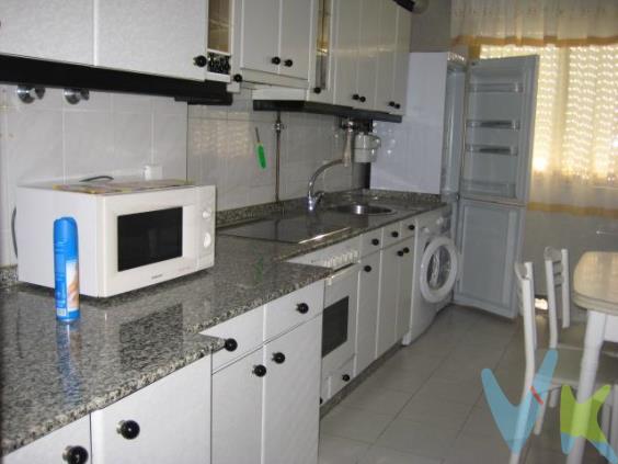 Venta piso ubicado en la zona de Flores del Sil, Ponferrada. Con una superficie de 95 m², esta propiedad cuenta con tres amplias habitaciones dobles . Dispone de un baño completo y un aseos. La cocina está equipada únicamente con muebles, . El acabado interior combina gres y parquet lo que aporta carácter al hogar; además posee carpintería exterior en aluminio/climalit garantizando aislamiento térmico y acústico óptimo. Este edificio ofrece numerosas comodidades como ascensor para facilitar el acceso a todas las plantas e incluye calefacción por gas natural. En cuanto a servicios adicionales dispone también de trastero y carbonera privado donde podrás almacenar tus pertenencias sin problema alguno . La ubicación es excelente ya que se encuentra cercano a colegios locales así como otras áreas comerciales importantes . Incluye garaje propio dentro del precio, asegurando comodidad extra al estacionar su vehículo .Las cuotas mensuales comunitarias son razonables (70 €) sumado IBI anual accesible(182€), comunidad específica sobre garaje solo añade costos mínimos anuales (60€). Esta oportunidad no puede dejarse pasar! Disponible por tan solo €79.500