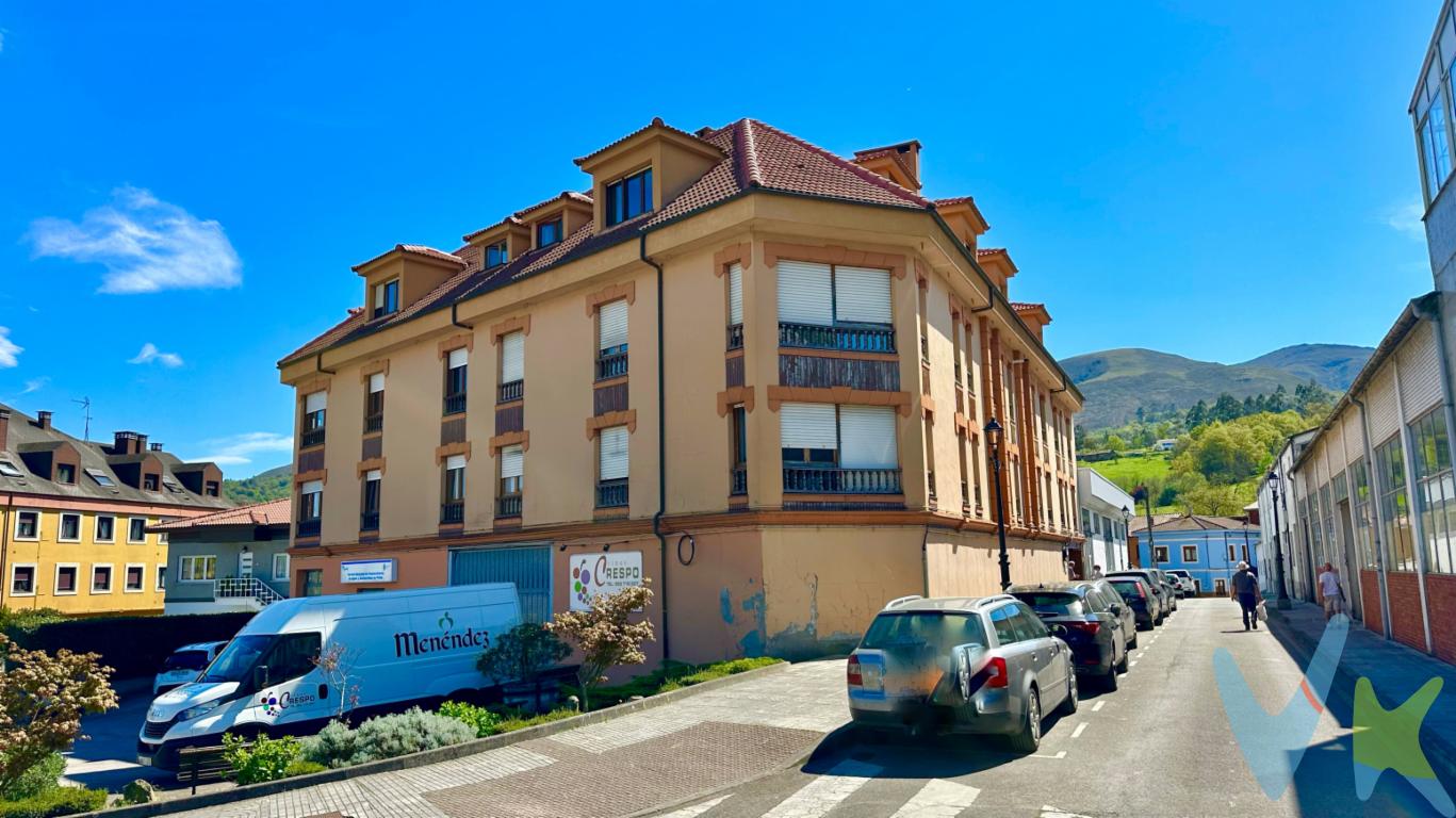 En el corazón de Infiesto, capital del concejo de Piloña, se presenta esta cuidada vivienda ubicada en última planta con ascensor, una opción ideal para quienes valoran la luz, la tranquilidad y un entorno natural privilegiado sin renunciar a la comodidad urbana.La propiedad, con 58 m² útiles, ofrece una distribución equilibrada y funcional: dos acogedoras habitaciones, un salón confortable con excelente entrada de luz natural, cocina independiente pero con acceso directo al salón y baño completo. Su ubicación en la última planta no solo aporta privacidad, sino también una atmósfera especialmente luminosa y despejada, muy valorada en el mercado actual.Construido en 1987, el inmueble se encuentra en una estructura sólida, con potencial para personalización y actualización, lo que permite adaptar el espacio a un estilo contemporáneo o mantener su esencia acogedora.Ubicación estratégica y entorno privilegiado Infiesto es uno de los enclaves más demandados del oriente asturiano por su equilibrio entre vida tranquila y servicios completos. A escasos metros de la vivienda encontrarás la estación de tren, facilitando la conexión con Oviedo, Gijón y otras localidades, así como el centro de salud, comercios, restauración y todos los servicios esenciales para el día a día.Rodeado de naturaleza, con el río Piloña y las montañas como telón de fondo, este entorno permite disfrutar de actividades al aire libre, rutas de senderismo y una calidad de vida difícil de igualar. Además, su cercanía a los Picos de Europa y a la costa asturiana lo convierte en un punto estratégico tanto para residencia habitual como para escapadas.Una inversión con valor presente y futuro Por su tipología, ubicación y características, esta propiedad representa una excelente oportunidad tanto como primera vivienda, segunda residencia o activo de inversión en una zona con creciente atractivo.📌 Precio de venta: No incluye Impuesto de Transmisiones Patrimoniales, honorarios del comprador, gastos de notaría y registro.